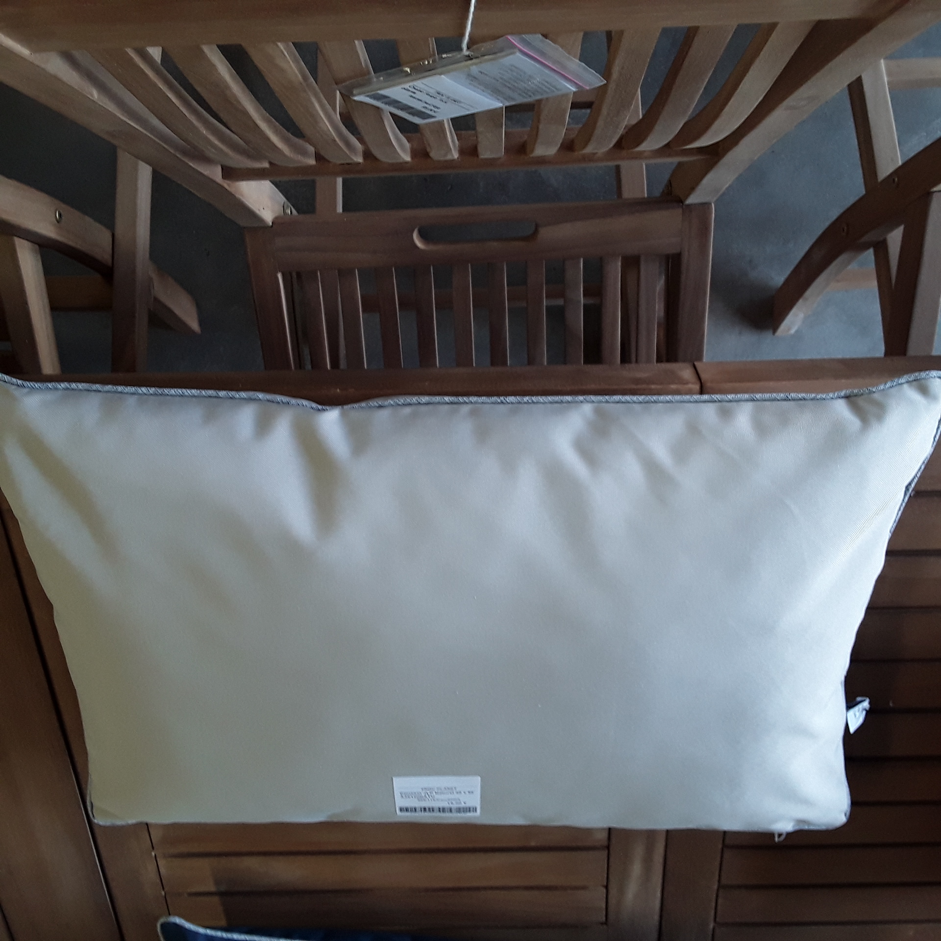 <p>Coussin JLP Naturel 40 x 60<br />A36120NATU<br />19,00 € T.T.C<br /><a href="/Article/4311?type=neuf" style="color:white;" target="_blank">Lien vers l&#39;article</a></p>