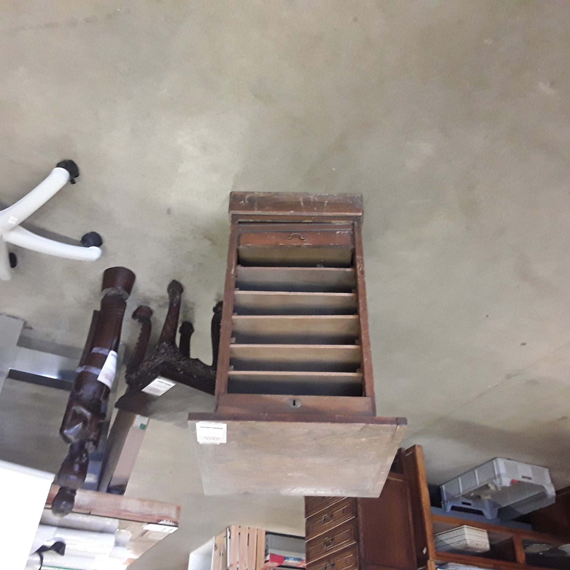 <p>Meuble à volet PM en chêne<br />50,00 € T.T.C<br /><a href="/Article/123207?type=depose" style="color:white;" target="_blank">Lien vers l'article</a></p>