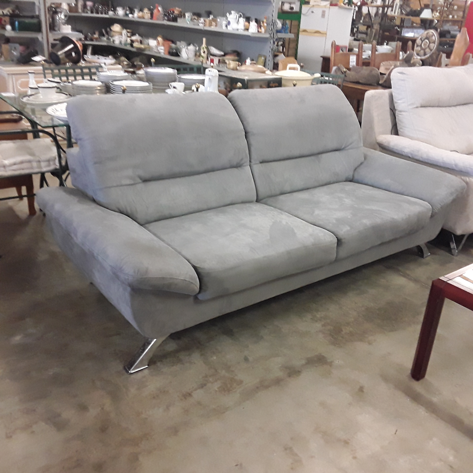 <p>Fauteuil gris avec 2 têtières<br />réglables<br />195,00 € T.T.C<br /><a href="/Article/121765?type=depose" style="color:white;" target="_blank">Lien vers l&#39;article</a></p>