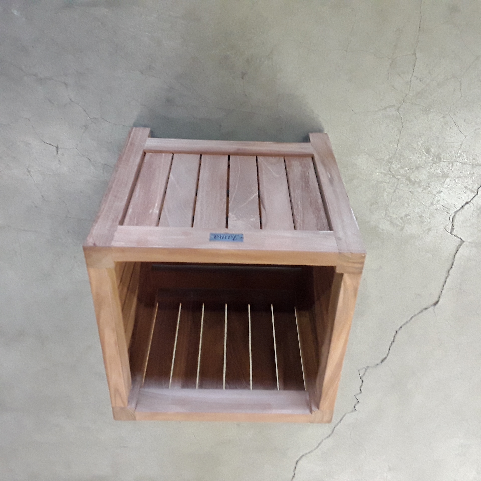 <p>Bac à fleurs Teck<br /> 40 x 40 x H 40 Cm<br />75,00 € T.T.C<br /><a href="/Article/4672?type=neuf" style="color:white;" target="_blank">Lien vers l'article</a></p>