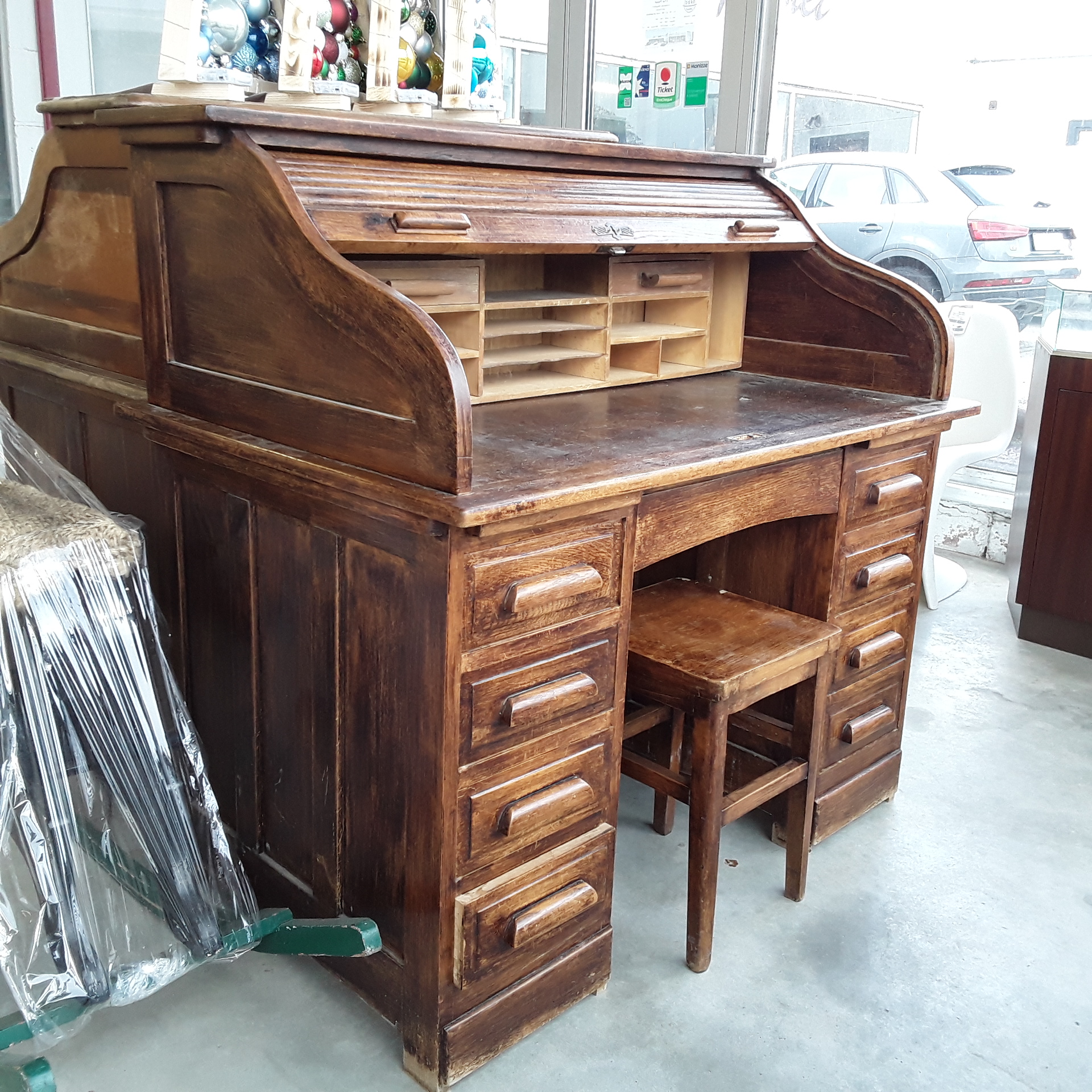 <p>Bureau à volet 8 tiroirs<br /> 2 tirettes + tabouret + ACS<br />175,00 € T.T.C<br /><a href="/Article/122901?type=depose" style="color:white;" target="_blank">Lien vers l'article</a></p>