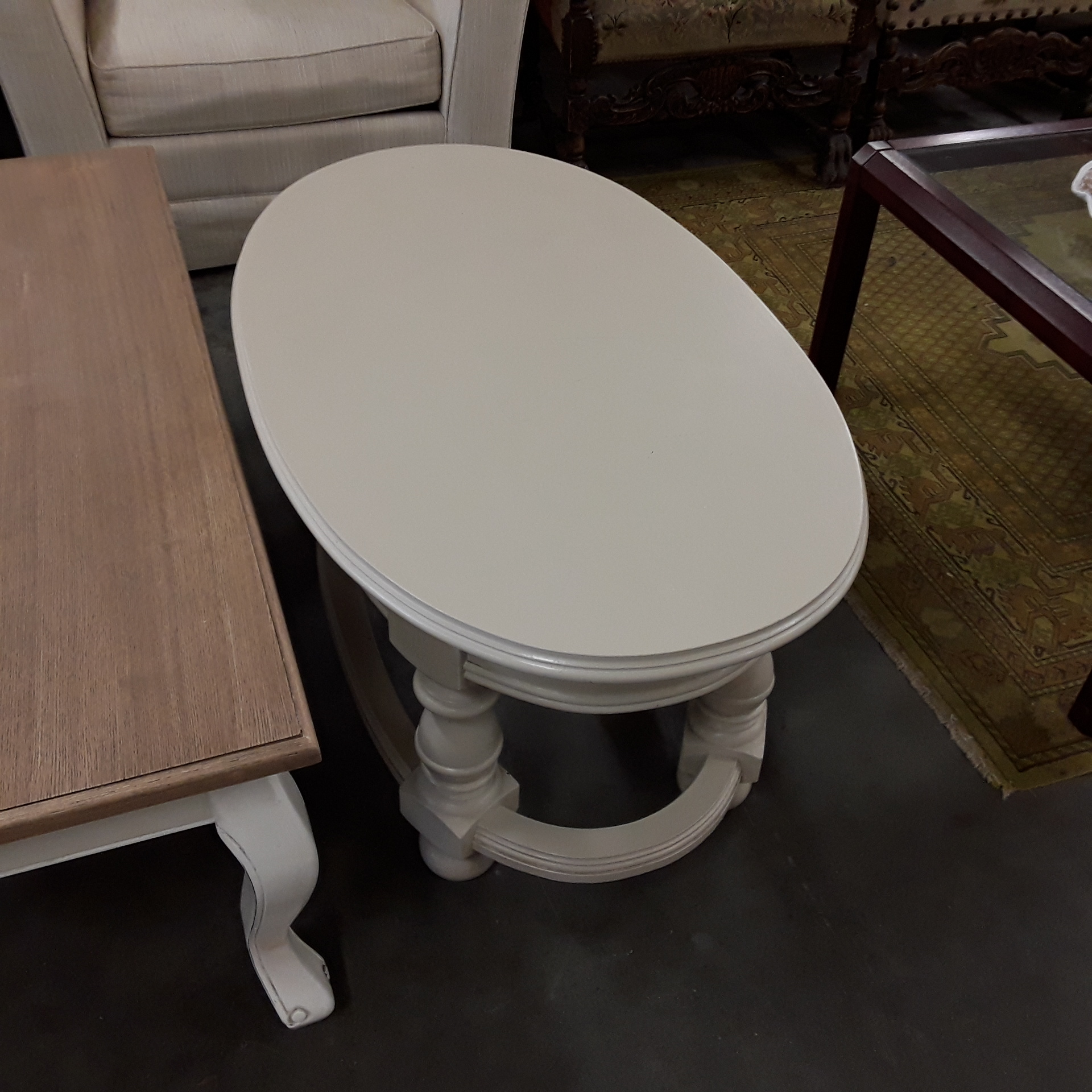 <p>Table en chêne ovale<br />peinte ton crême<br />40,00 € T.T.C<br /><a href="/Article/119660?type=depose" style="color:white;" target="_blank">Lien vers l&#39;article</a></p>