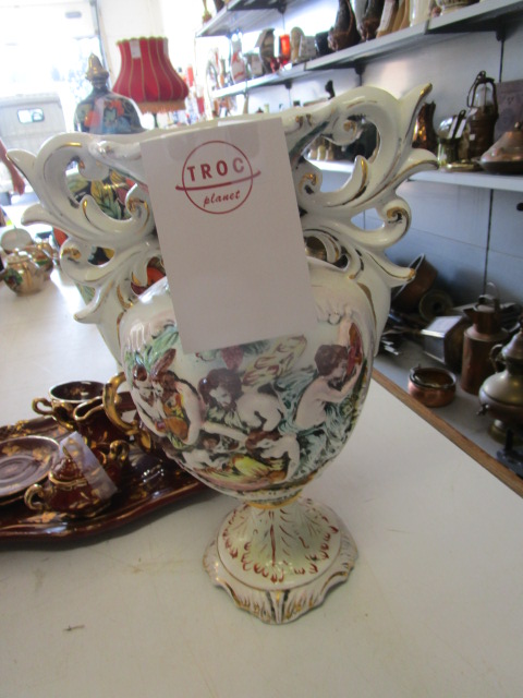 <p>Vase Capodimonte<br />15,00 € T.T.C<br /><a href="/Article/108452?type=depose" style="color:white;" target="_blank">Lien vers l&#39;article</a></p>