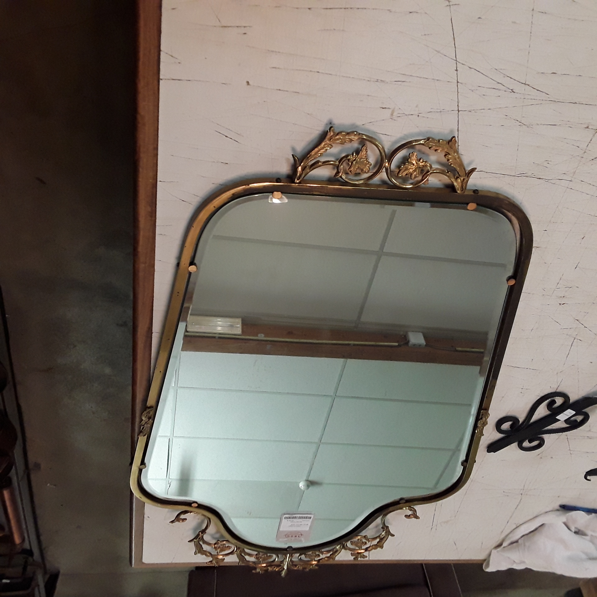 <p>Miroir GM tour doré<br />50,00 € T.T.C<br /><a href="/Article/123284?type=depose" style="color:white;" target="_blank">Lien vers l'article</a></p>