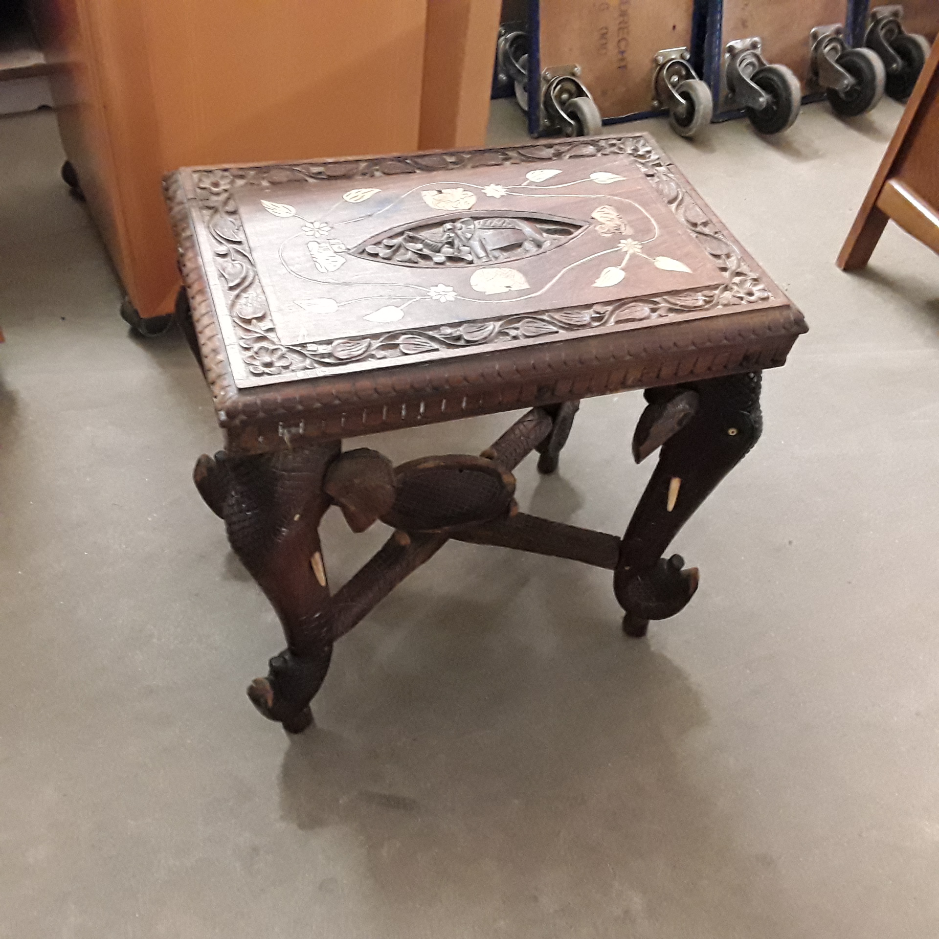 <p>Table basse africaine éléphant<br />75,00 € T.T.C<br /><a href="/Article/122637?type=depose" style="color:white;" target="_blank">Lien vers l&#39;article</a></p>