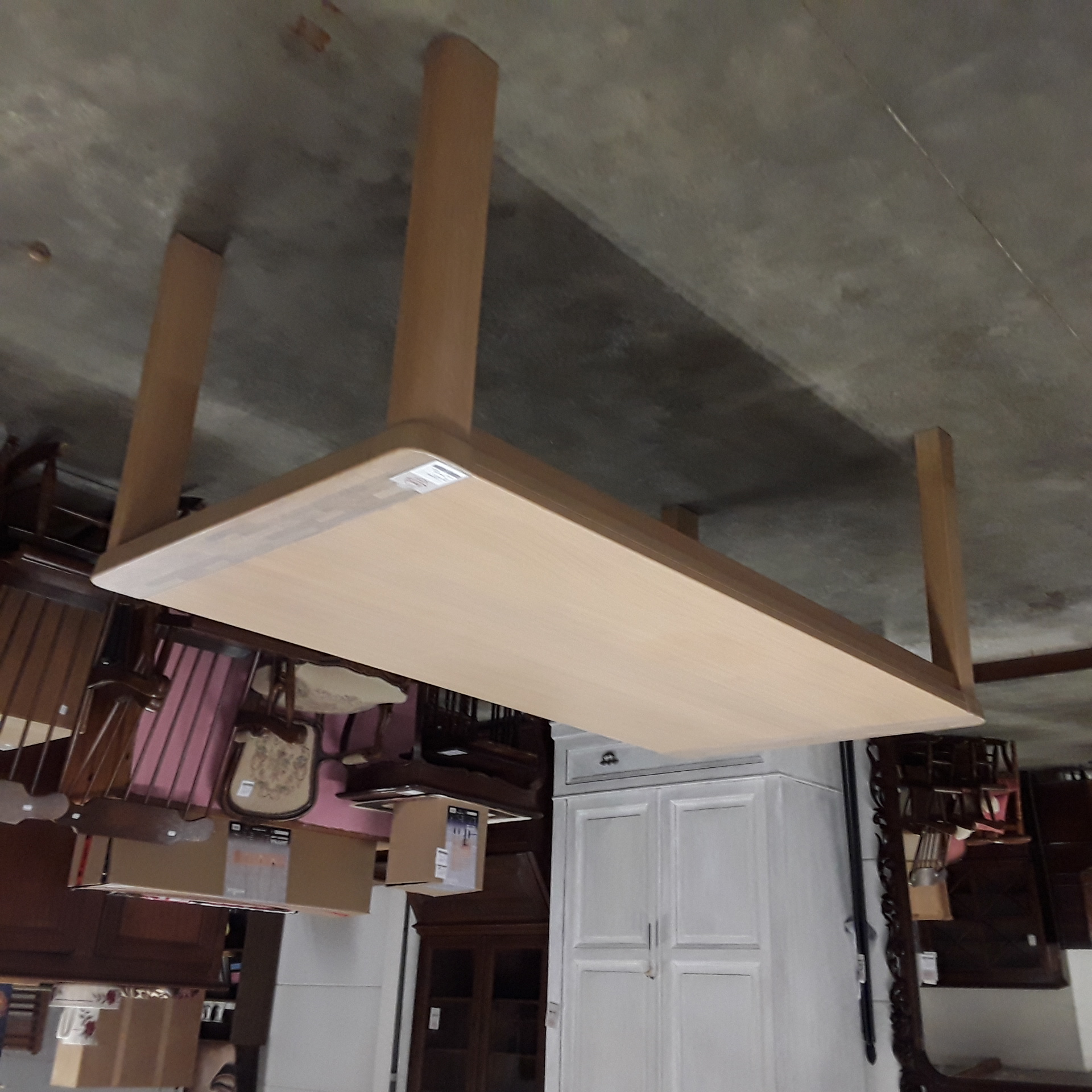 <p>Table 193*95 cm<br />chêne<br />120,00 € T.T.C<br /><a href="/Article/123065?type=depose" style="color:white;" target="_blank">Lien vers l'article</a></p>