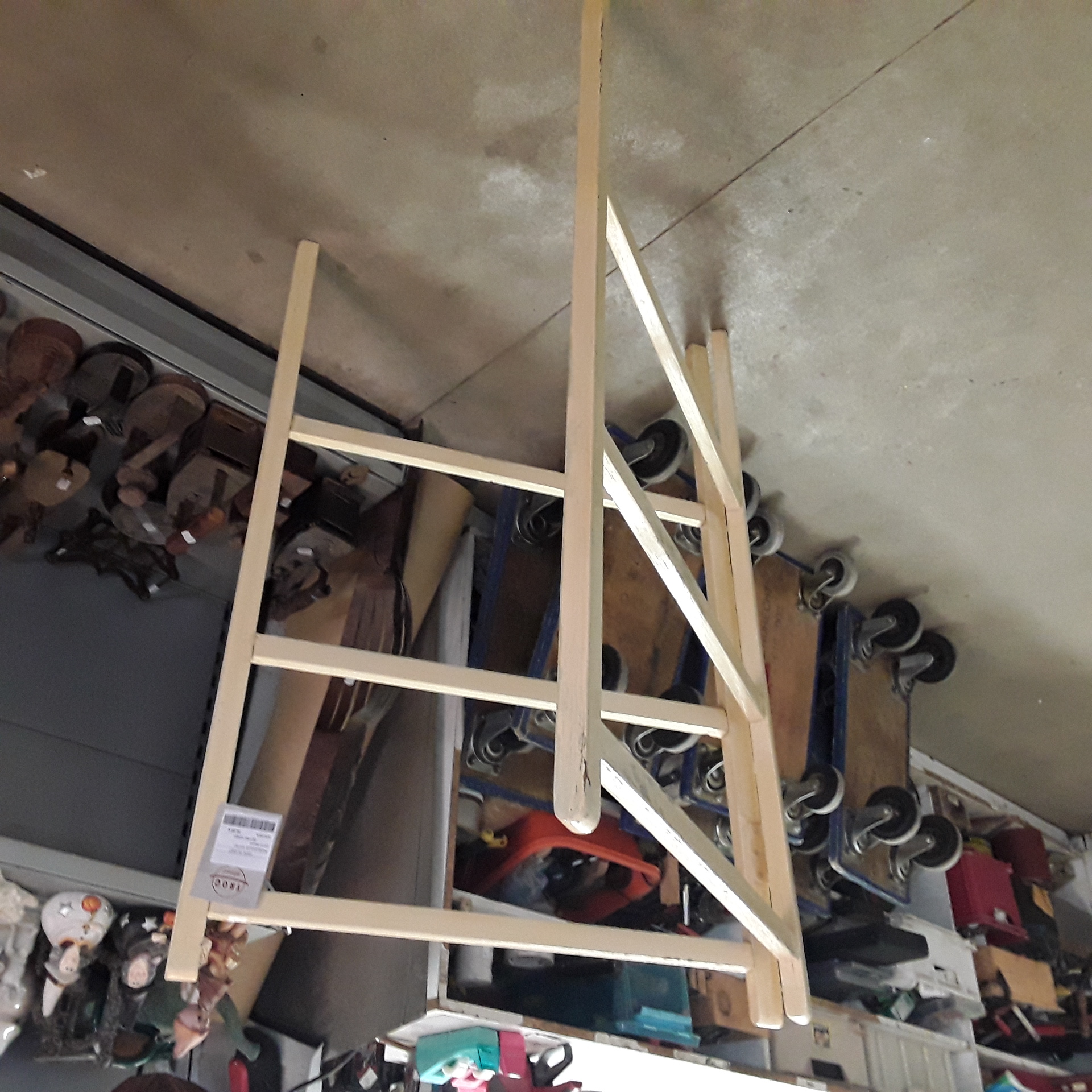 <p>Porte-essuis ancien<br />peint jaune<br />30,00 € T.T.C<br /><a href="/Article/123431?type=depose" style="color:white;" target="_blank">Lien vers l'article</a></p>