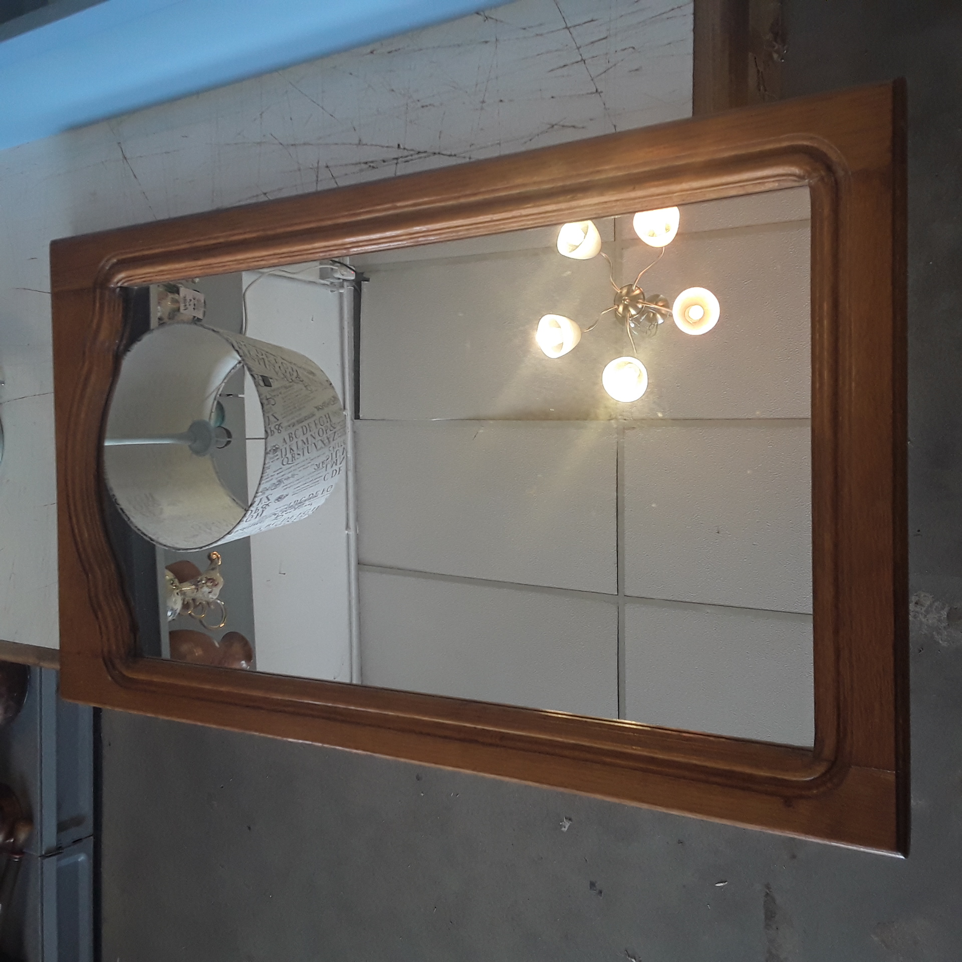 <p>Miroir en chêne ancien<br />20,00 € T.T.C<br /><a href="/Article/124263?type=depose" style="color:white;" target="_blank">Lien vers l'article</a></p>