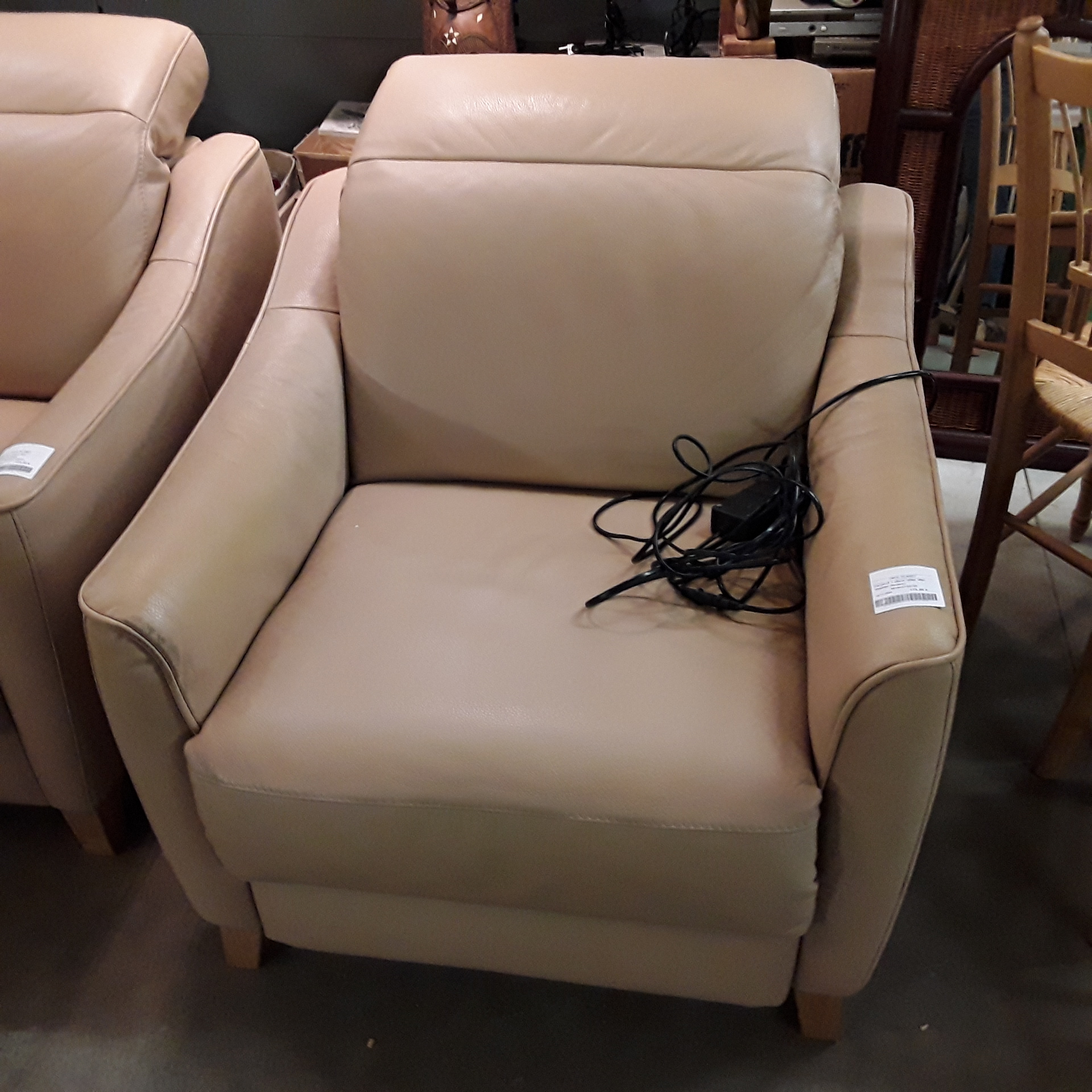 <p>Fauteuil 1 place relax elec<br />Vastiau Godeau<br />140,00 € T.T.C<br /><a href="/Article/122722?type=depose" style="color:white;" target="_blank">Lien vers l'article</a></p>