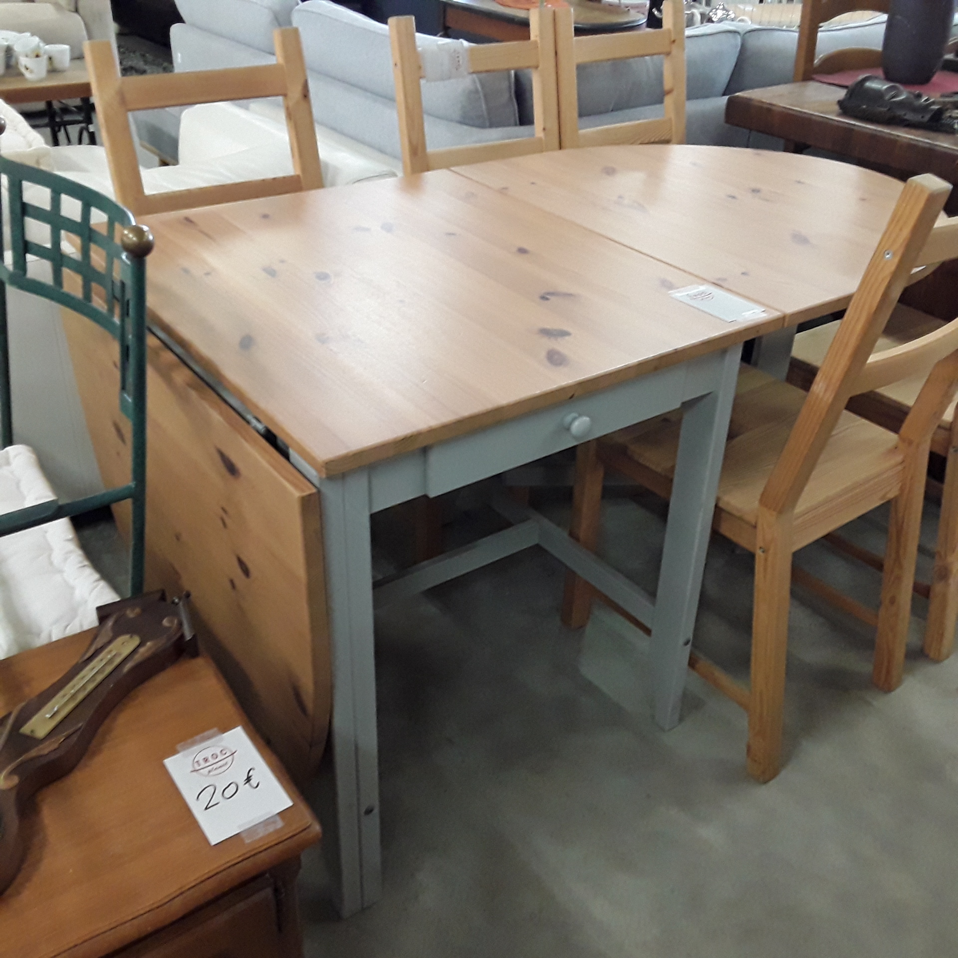 <p>Table rect./ovale 1 tiroir<br />67/134/201 x 78 cm<br />100,00 € T.T.C<br /><a href="/Article/121601?type=depose" style="color:white;" target="_blank">Lien vers l&#39;article</a></p>
