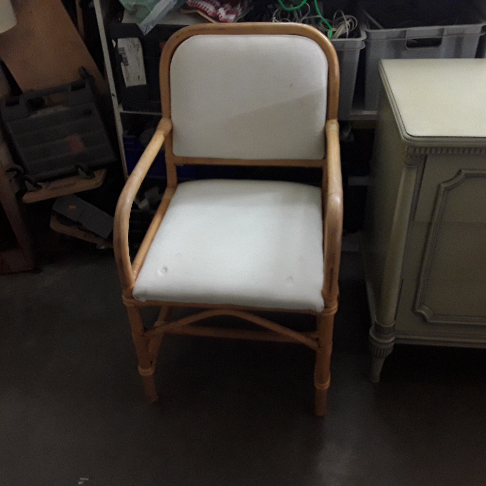 <p>Fauteuil en rotin<br />25,00 € T.T.C<br /><a href="/Article/122422?type=depose" style="color:white;" target="_blank">Lien vers l'article</a></p>