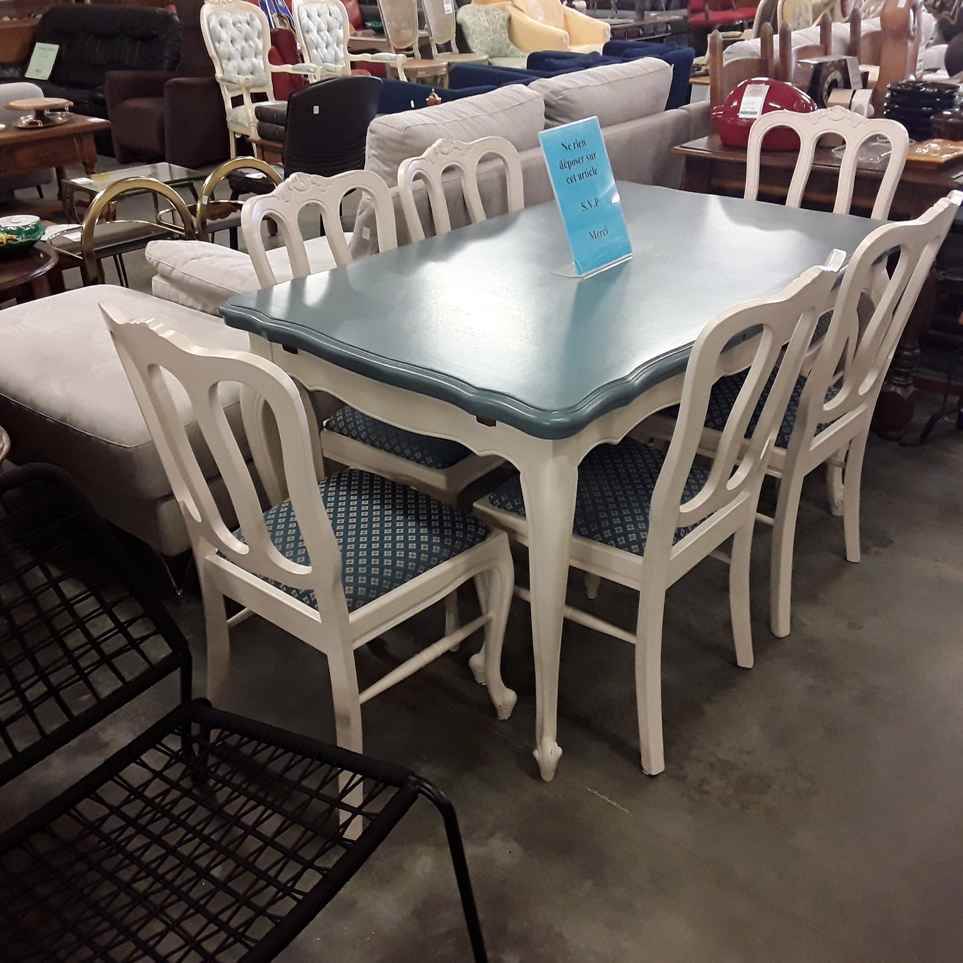 <p>Table Style Louis XV patiné<br />bleu + 6 chaises<br />240,00 € T.T.C<br /><a href="/Article/122005?type=depose" style="color:white;" target="_blank">Lien vers l&#39;article</a></p>