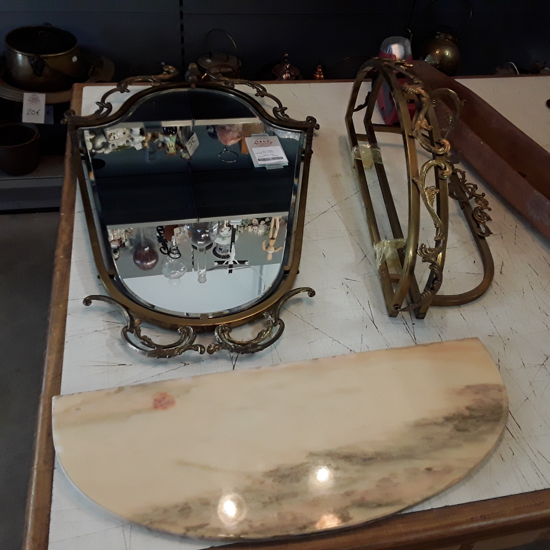<p>Console onyx + miroir<br />75,00 € T.T.C<br /><a href="/Article/121451?type=depose" style="color:white;" target="_blank">Lien vers l&#39;article</a></p>