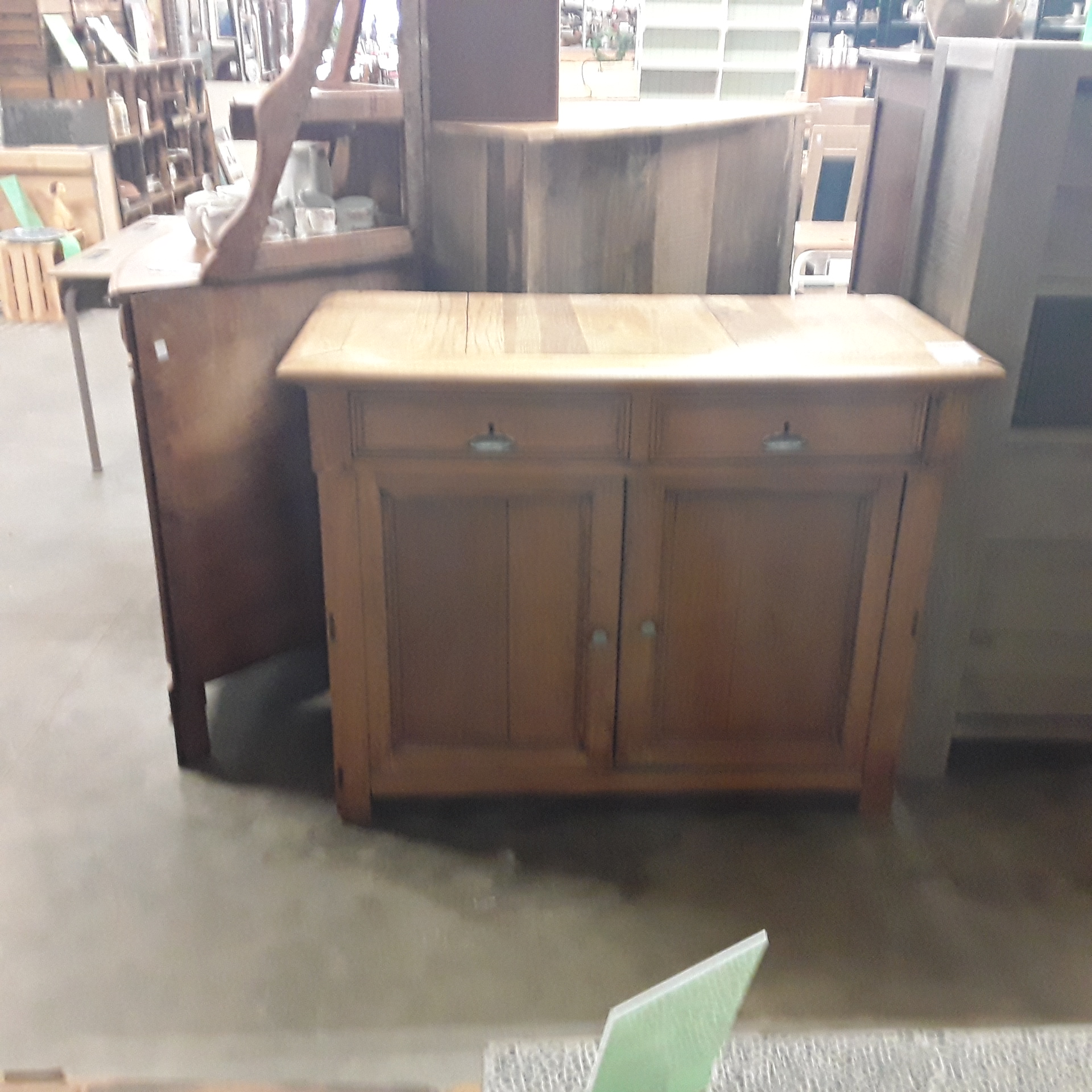 <p>Dresse 2 portes 2 tiroirs<br />en chêne<br />85,00 € T.T.C<br /><a href="/Article/123226?type=depose" style="color:white;" target="_blank">Lien vers l'article</a></p>