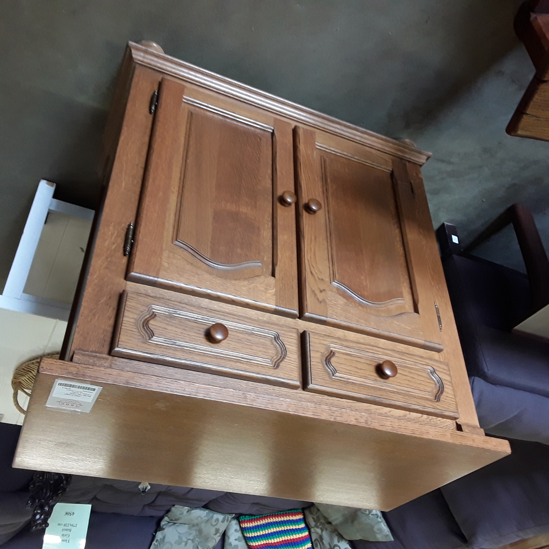 <p>Meuble PM chêne <br />2 portes 2 tiroirs<br />35,00 € T.T.C<br /><a href="/Article/123610?type=depose" style="color:white;" target="_blank">Lien vers l'article</a></p>