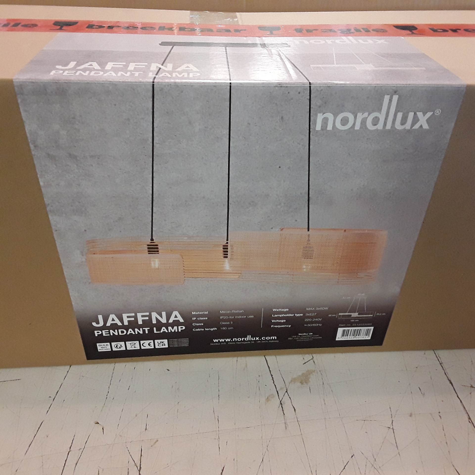 <p>Lampe Jaffna 3 points lumineux<br />à suspendre<br />99,00 € T.T.C<br /><a href="/Article/122743?type=depose" style="color:white;" target="_blank">Lien vers l'article</a></p>