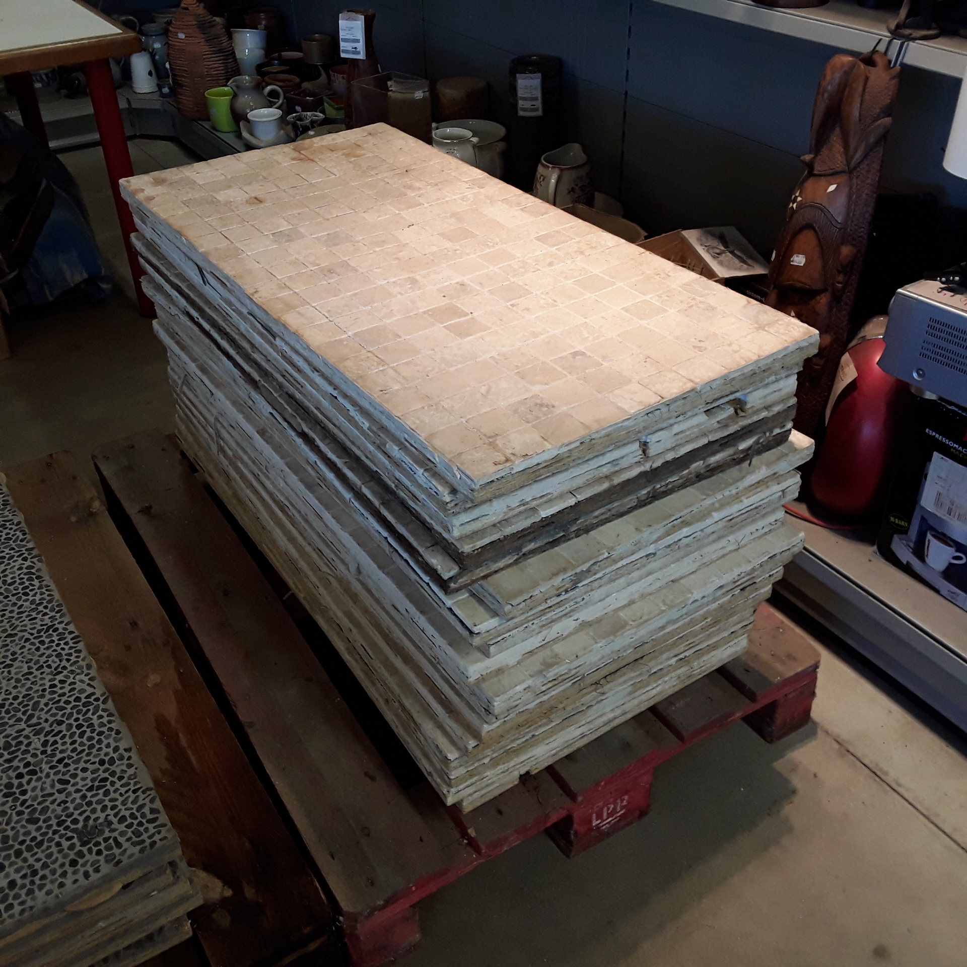 <p>Ensemble18 dalles carrées <br />blancs 50 x 104 cm = 9.36 M²<br />90,00 € T.T.C<br /><a href="/Article/122763?type=depose" style="color:white;" target="_blank">Lien vers l'article</a></p>