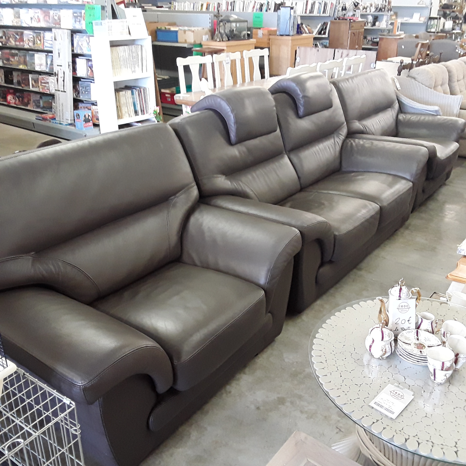 <p>Salon en cuir Château d'Ax<br />2+1+1 avec têtières<br />650,00 € T.T.C<br /><a href="/Article/122324?type=depose" style="color:white;" target="_blank">Lien vers l&#39;article</a></p>