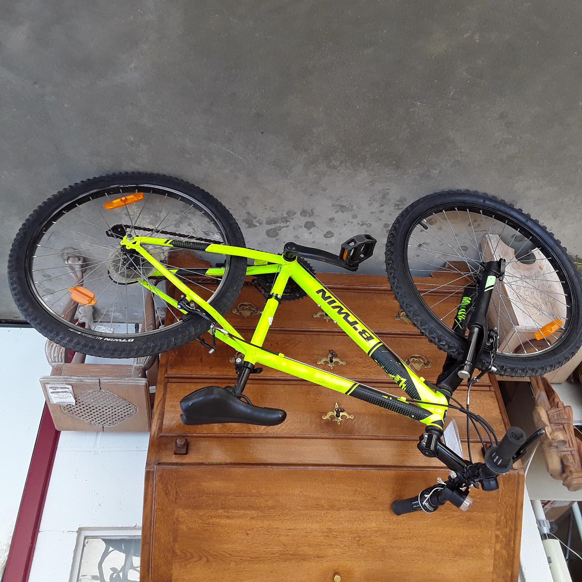 <p>VTT Btwin Rockrider500 jaune <br />nouveaux pneus+ nouv freins<br />100,00 € T.T.C<br /><a href="/Article/124185?type=depose" style="color:white;" target="_blank">Lien vers l'article</a></p>