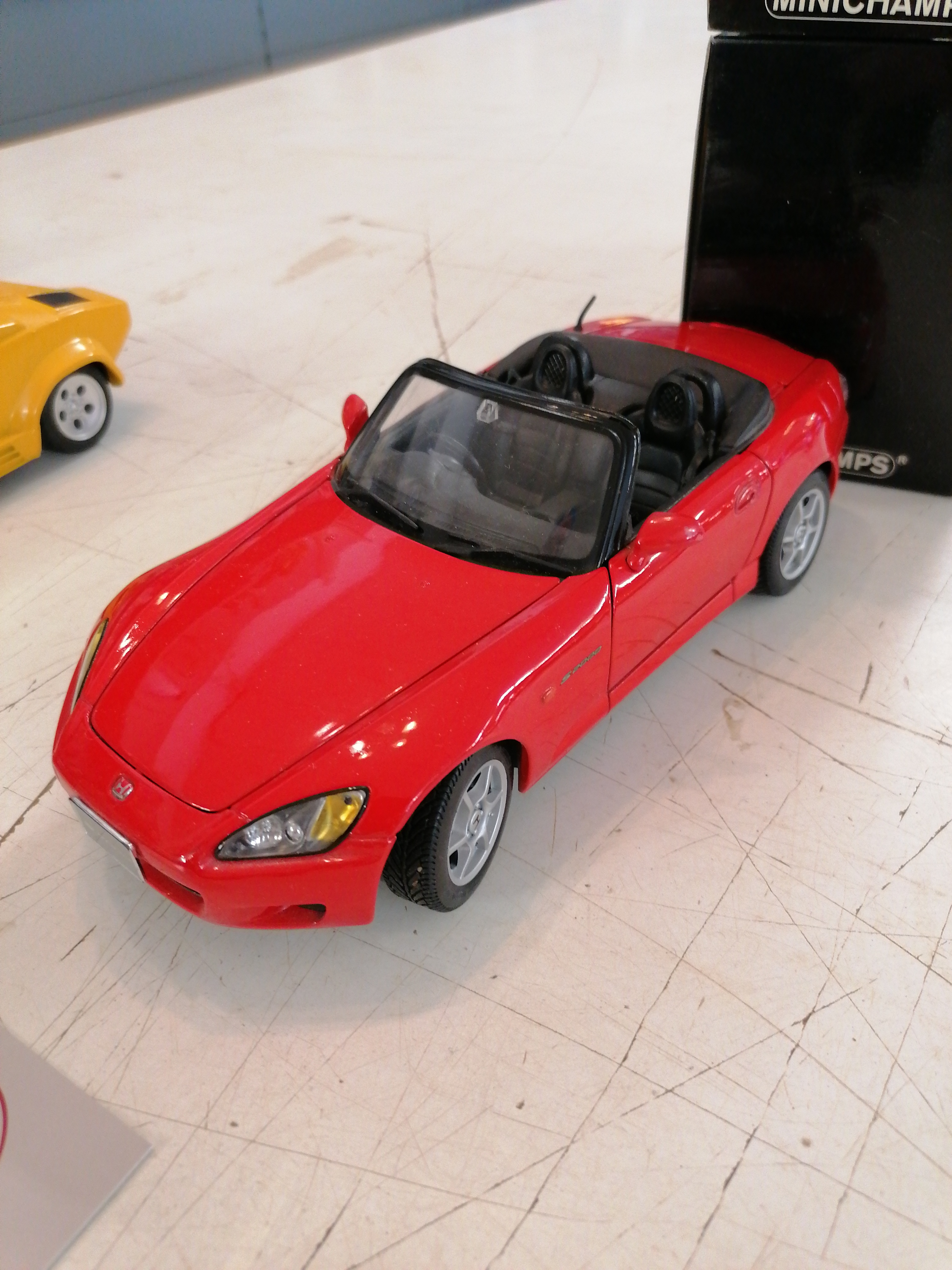 <p>Miniature Maisto Honda<br />S2000<br />15,00 € T.T.C<br /><a href="/Article/110916?type=depose" style="color:white;" target="_blank">Lien vers l&#39;article</a></p>