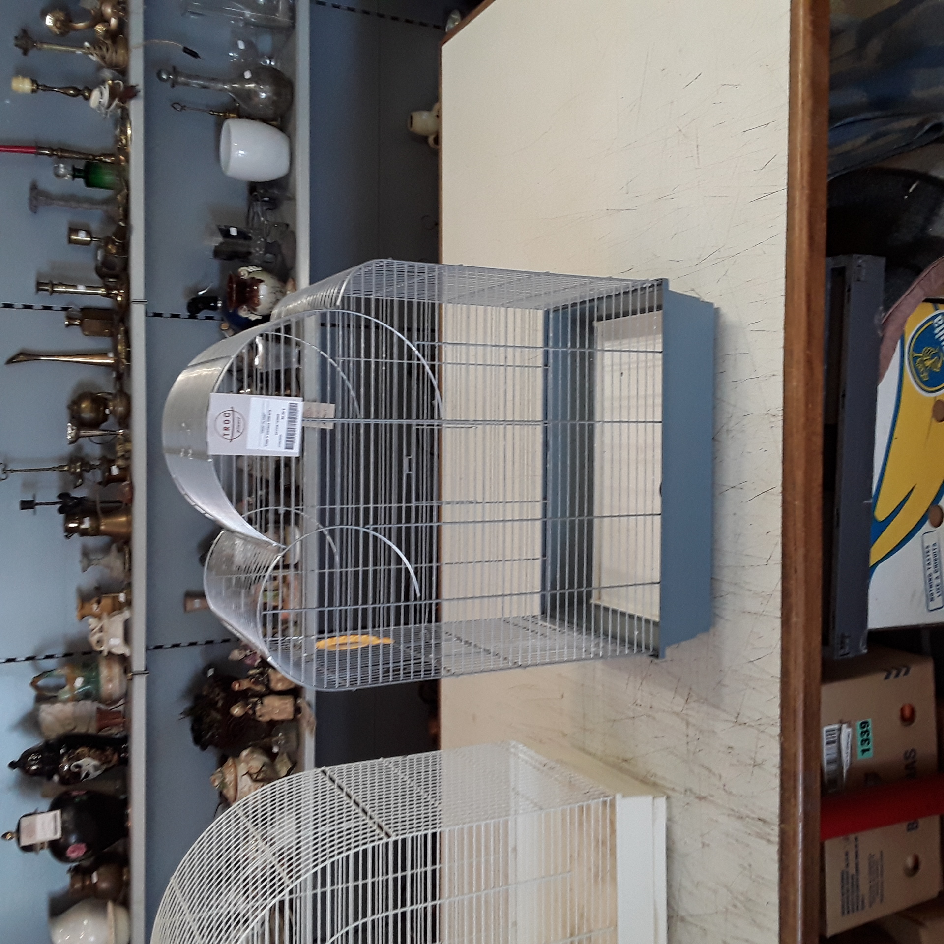 <p>Cage à oiseaux GM gris<br />30,00 € T.T.C<br /><a href="/Article/123949?type=depose" style="color:white;" target="_blank">Lien vers l'article</a></p>