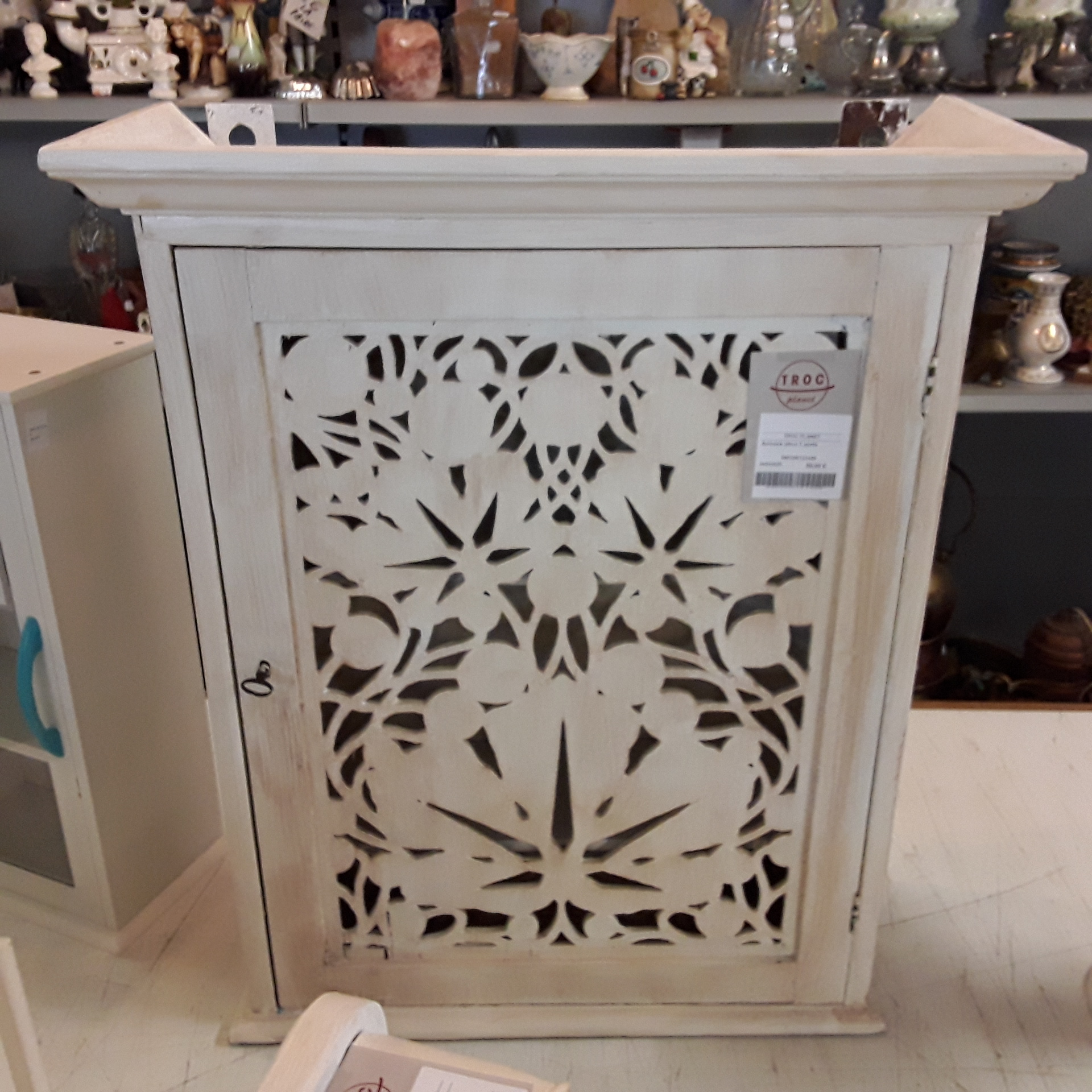 <p>Armoire déco 1 porte<br />50,00 € T.T.C<br /><a href="/Article/121429?type=depose" style="color:white;" target="_blank">Lien vers l&#39;article</a></p>