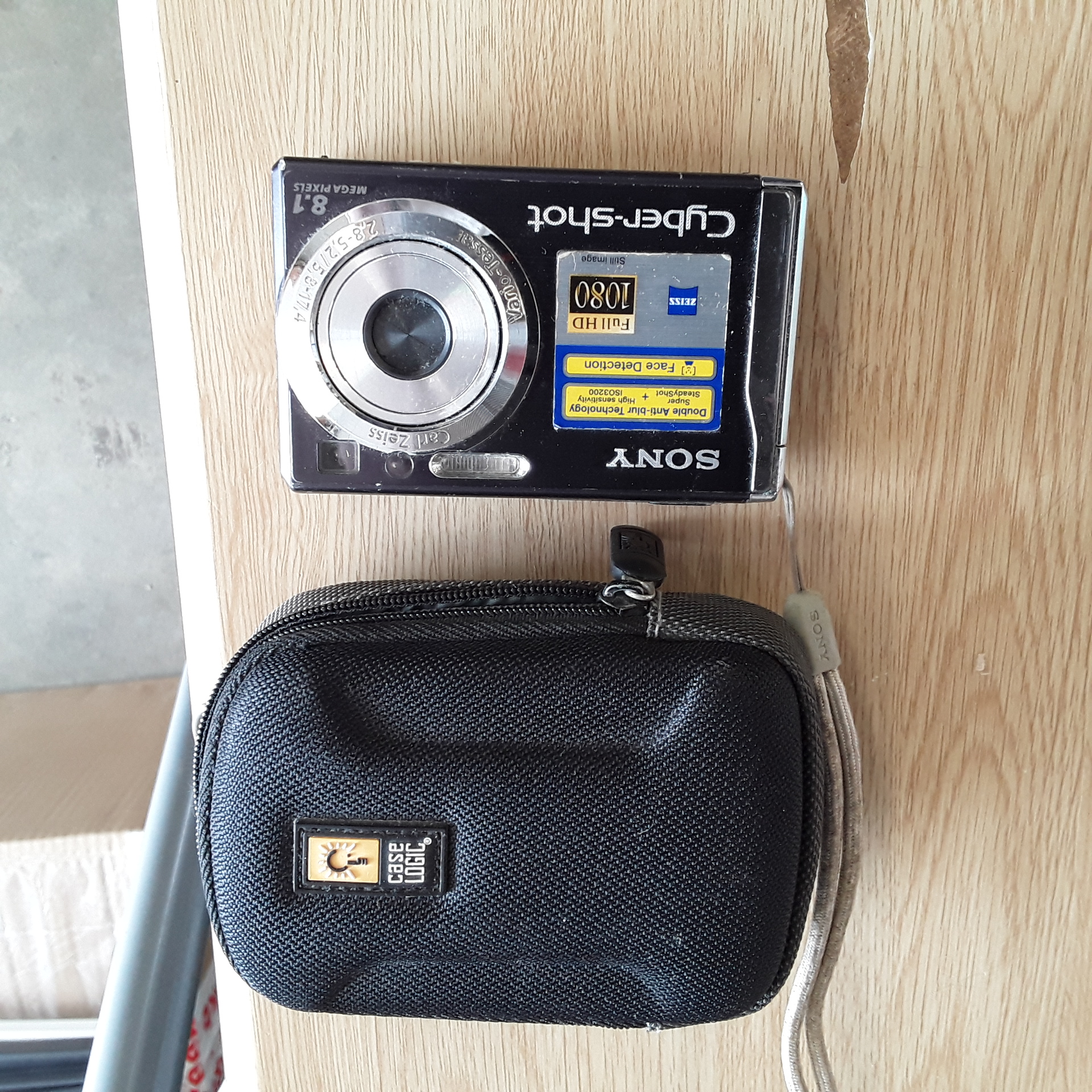 <p>Appareil photo SONY<br />Cyber shot<br />32,00 € T.T.C<br /><a href="/Article/123945?type=depose" style="color:white;" target="_blank">Lien vers l'article</a></p>
