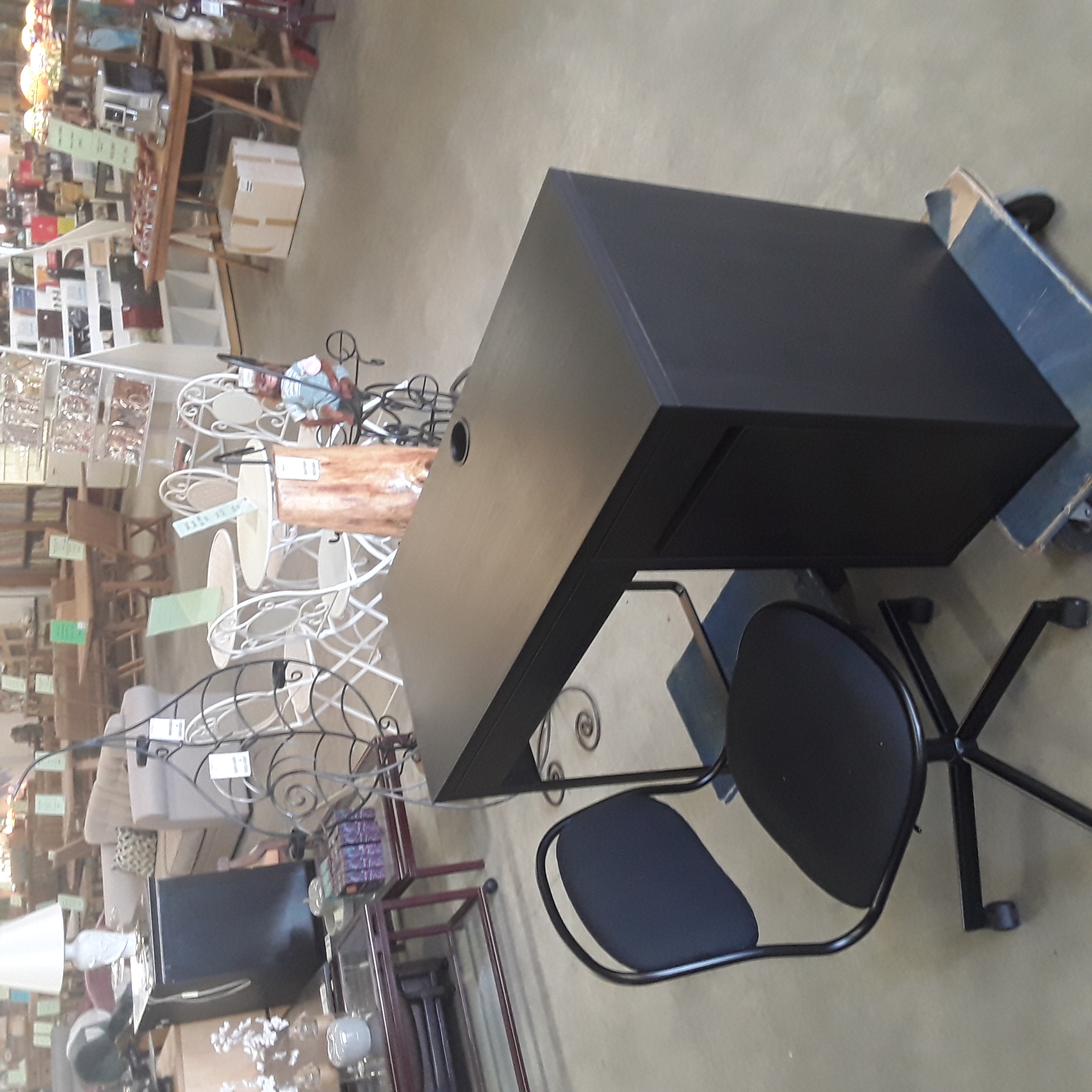 <p>Bureau IKEA noir + chaise<br />vérin couleur noir<br />75,00 € T.T.C<br /><a href="/Article/124257?type=depose" style="color:white;" target="_blank">Lien vers l'article</a></p>