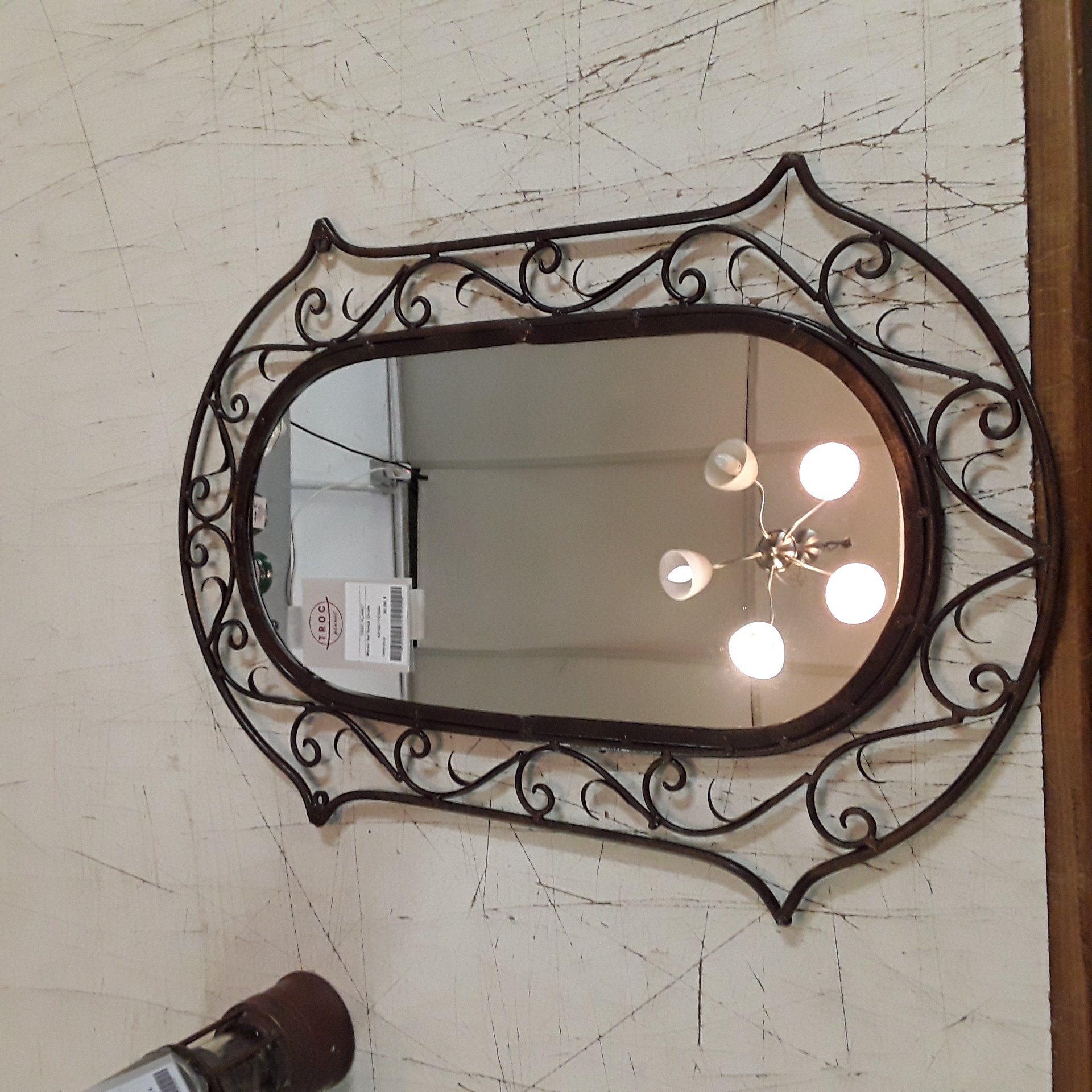 <p>Miroir fer forgé Ovale<br />30,00 € T.T.C<br /><a href="/Article/123244?type=depose" style="color:white;" target="_blank">Lien vers l'article</a></p>