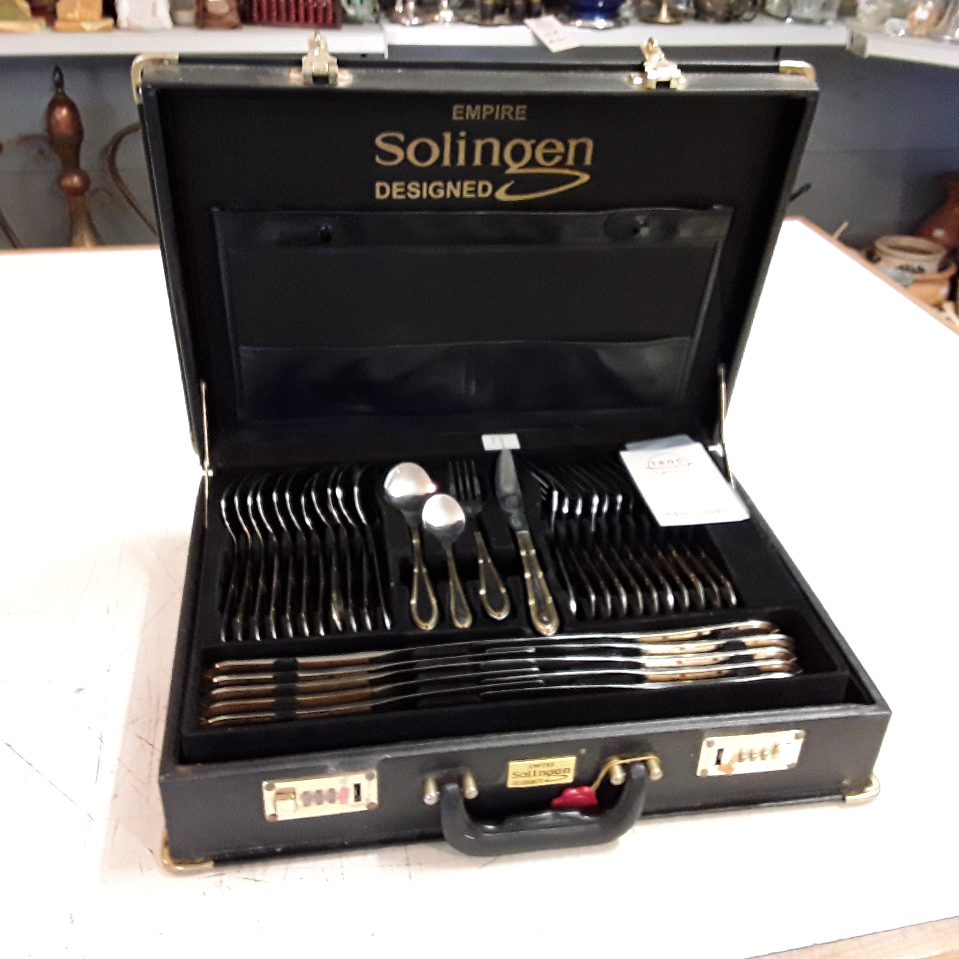 <p>Valise couverts Solingen<br />50,00 € T.T.C<br /><a href="/Article/122831?type=depose" style="color:white;" target="_blank">Lien vers l&#39;article</a></p>