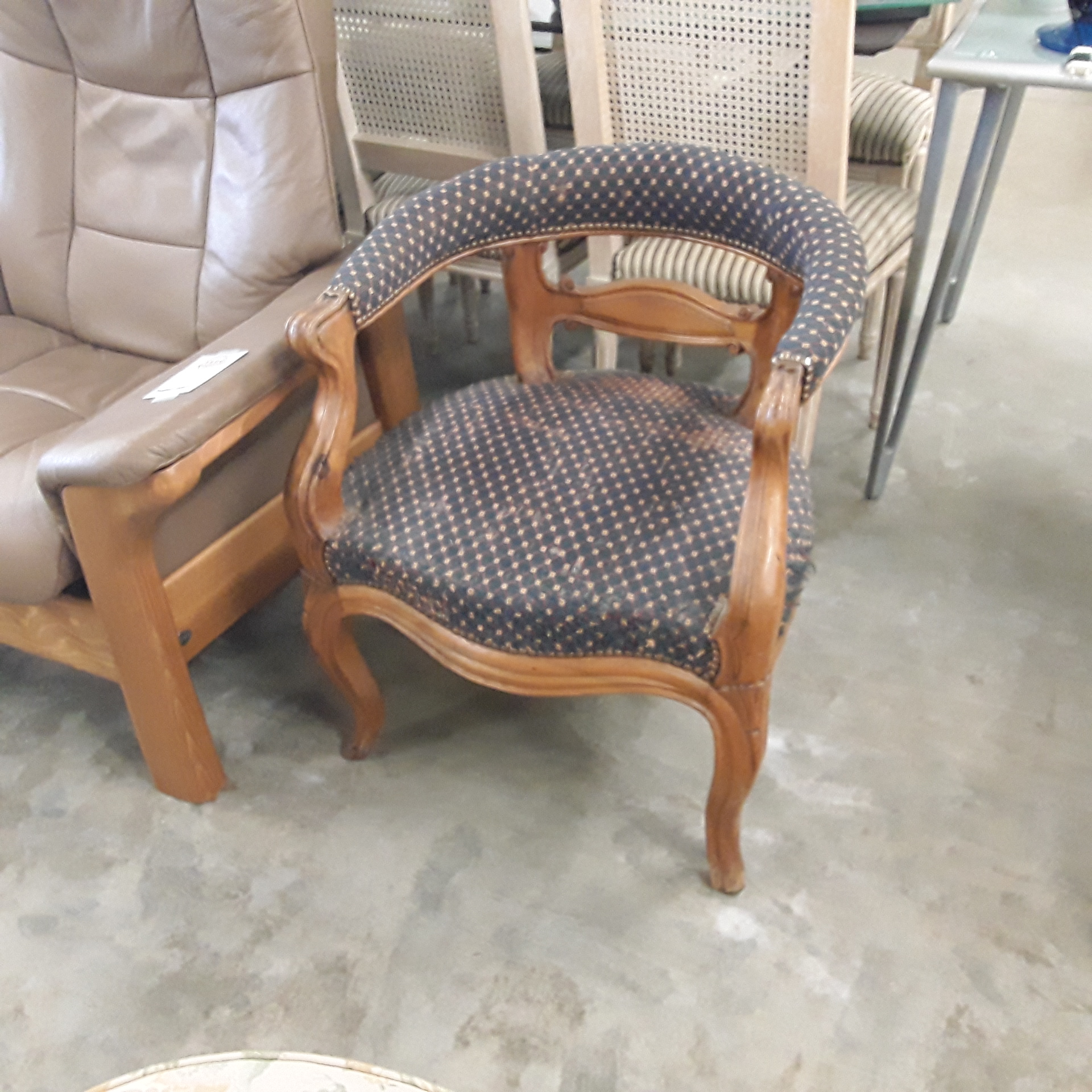 <p>Fauteuil arrondi style<br /> Louis XV<br />50,00 € T.T.C<br /><a href="/Article/122610?type=depose" style="color:white;" target="_blank">Lien vers l'article</a></p>