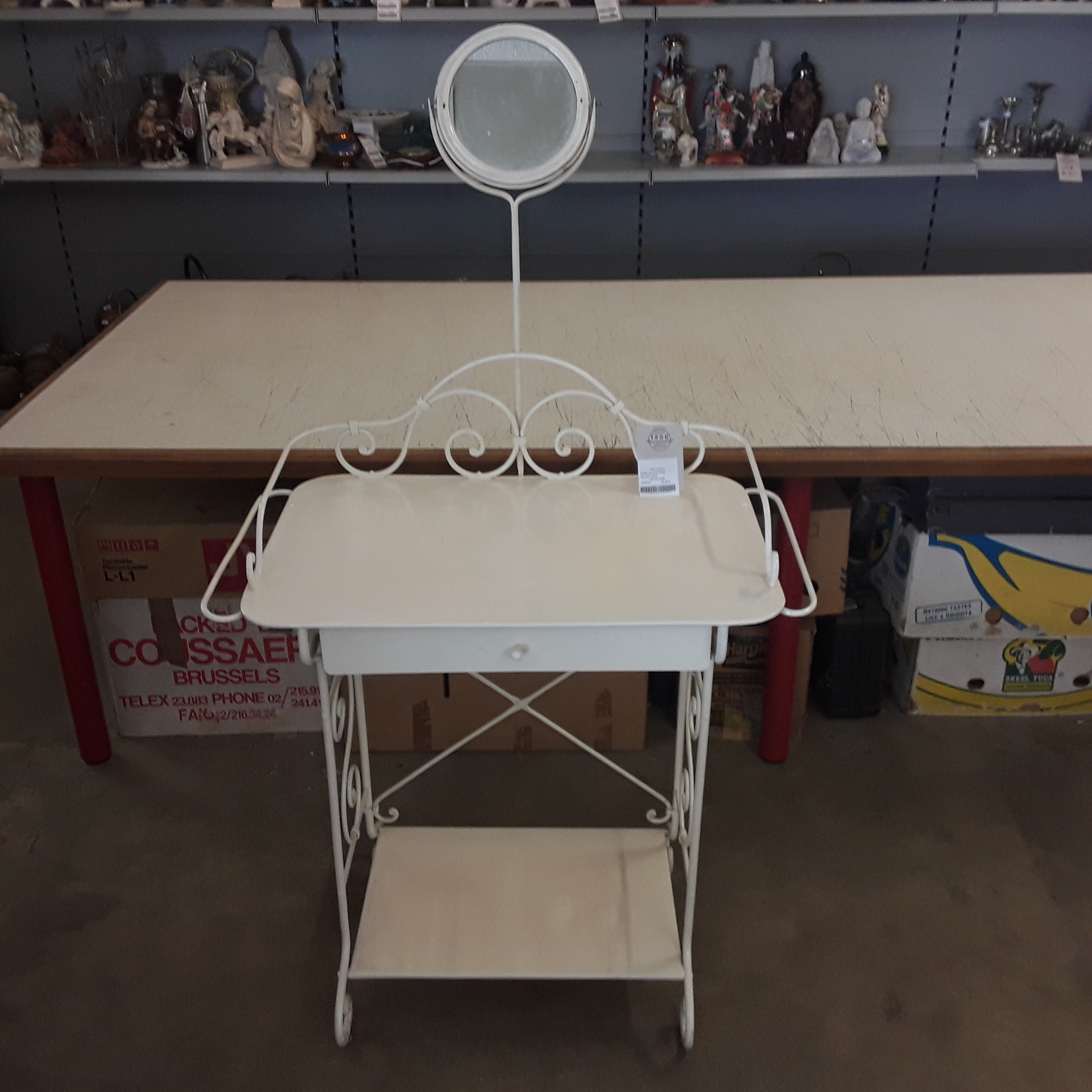 <p>Coiffeuse en fer forgé <br />blanche 1 tiroir<br />95,00 € T.T.C<br /><a href="/Article/122285?type=depose" style="color:white;" target="_blank">Lien vers l&#39;article</a></p>