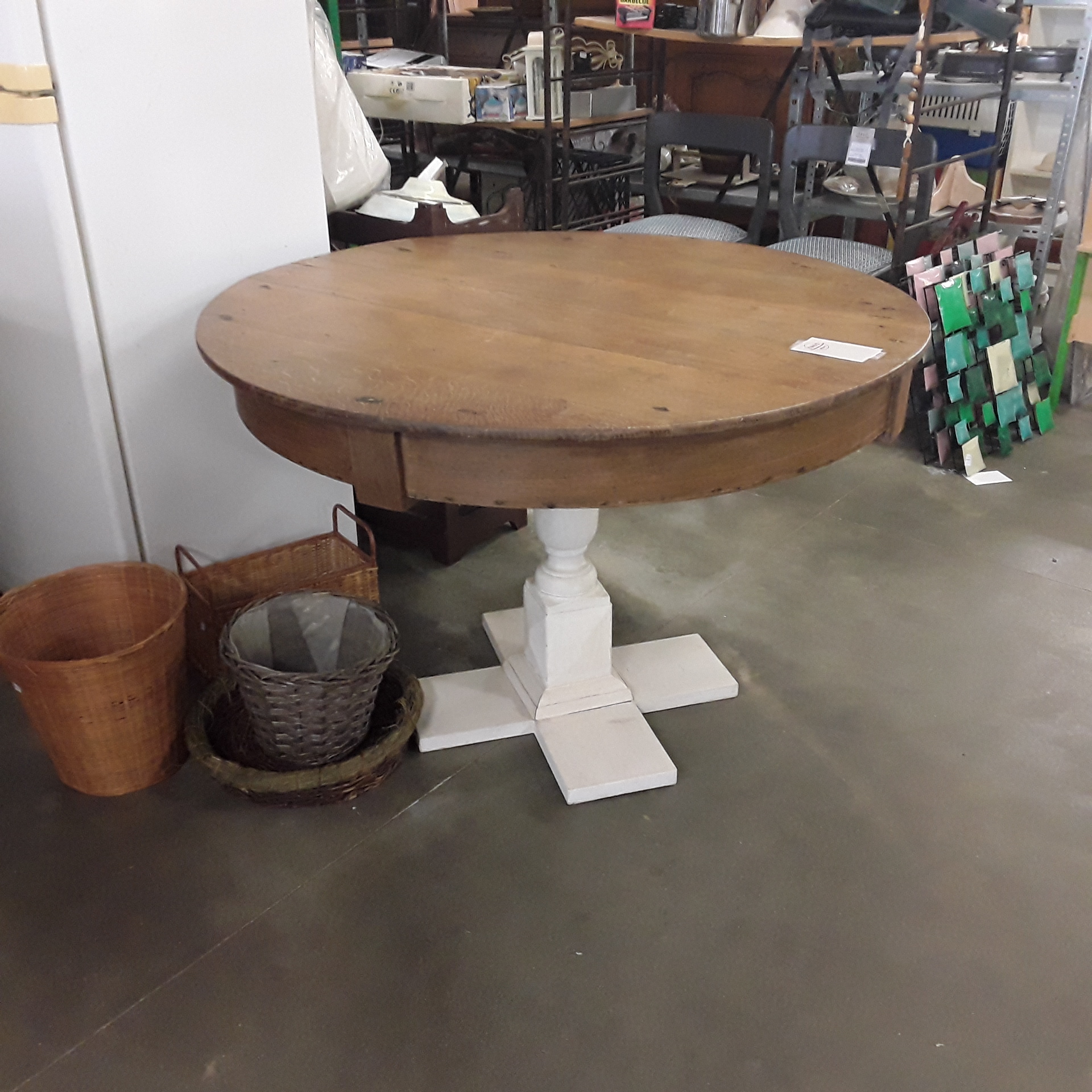 <p>Table chêne ronde ø 110 cm<br />pied blanc<br />60,00 € T.T.C<br /><a href="/Article/122122?type=depose" style="color:white;" target="_blank">Lien vers l&#39;article</a></p>