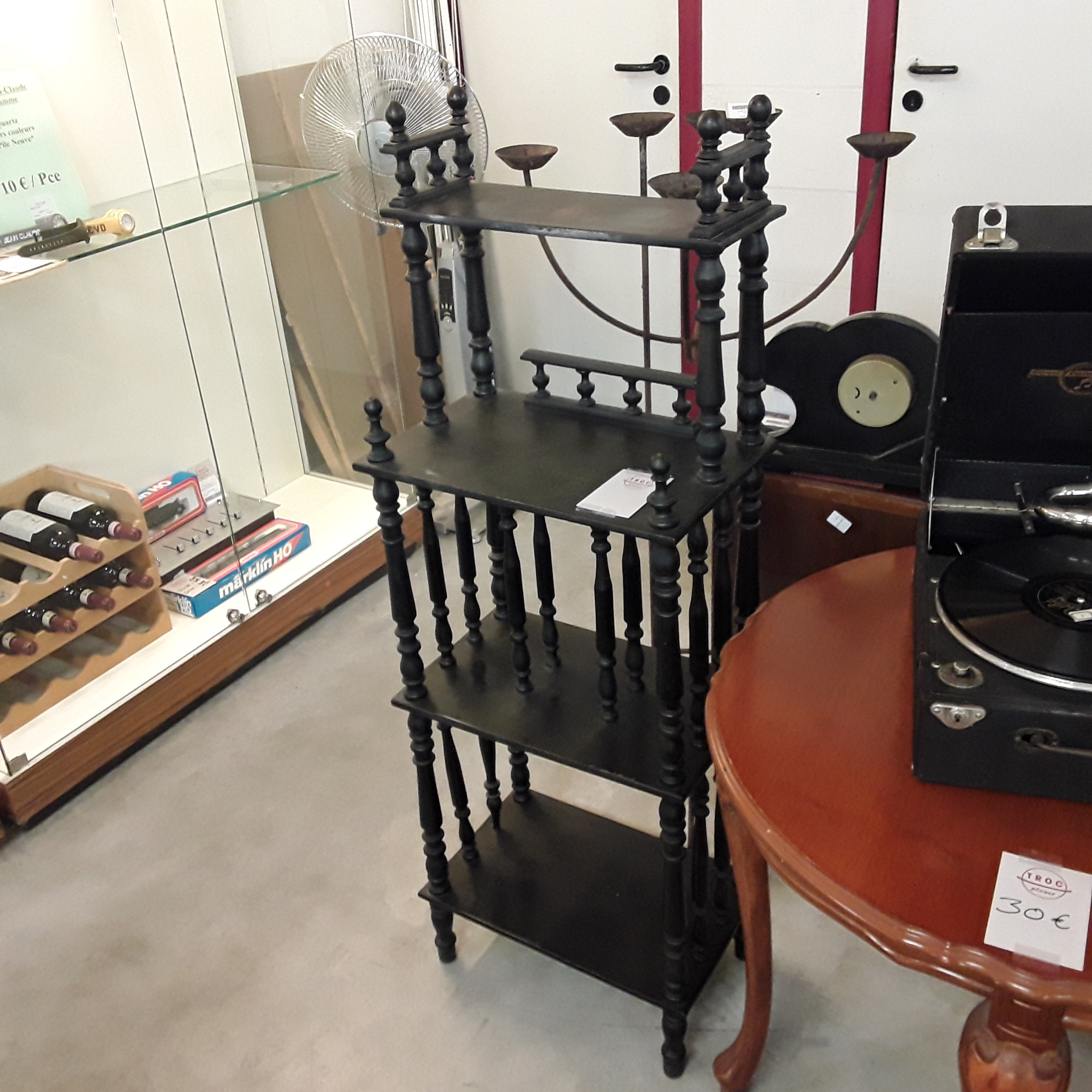 <p>Etagère noire Napoléon III<br />50,00 € T.T.C<br /><a href="/Article/122613?type=depose" style="color:white;" target="_blank">Lien vers l'article</a></p>