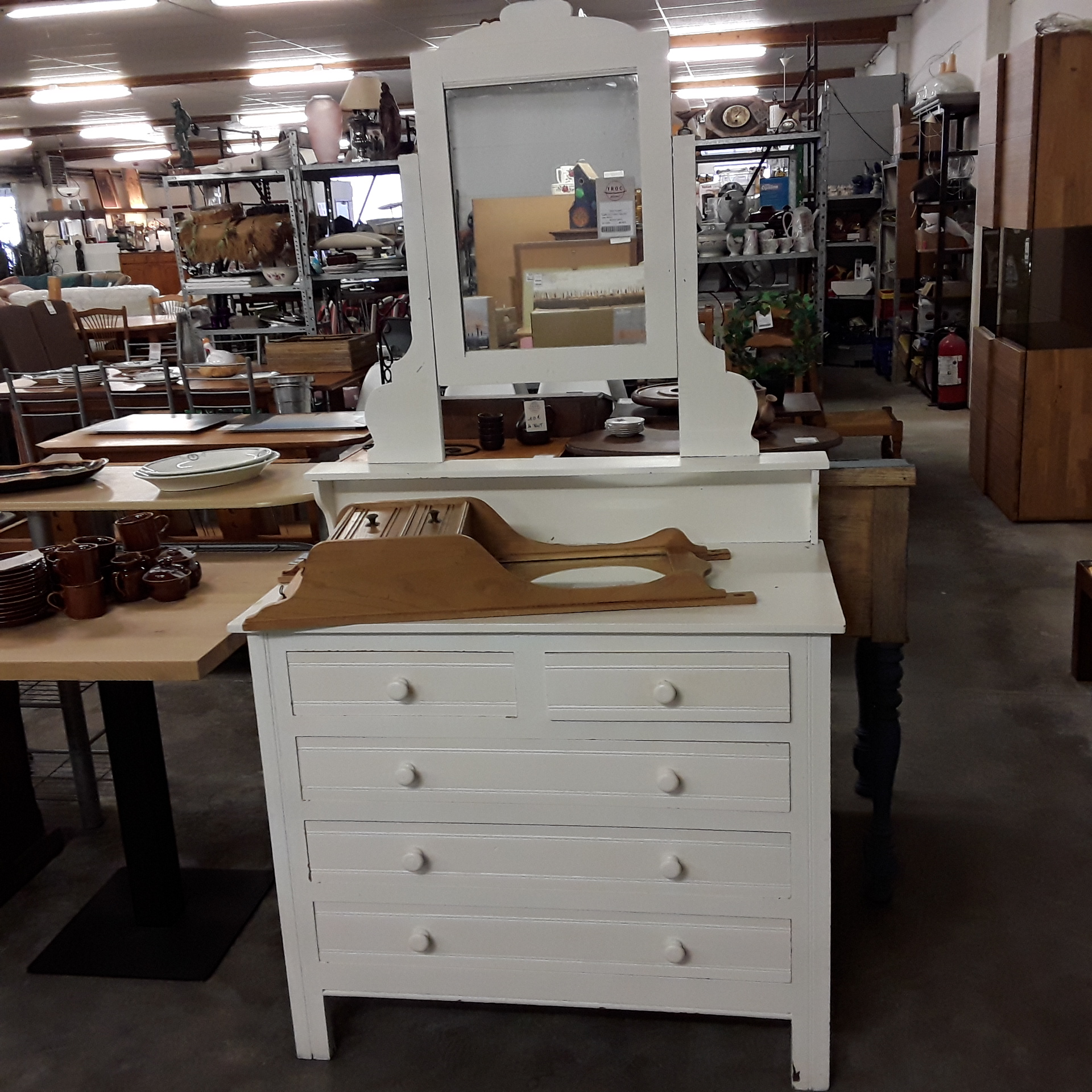 <p>Coiffeuse 5 tiroirs blanche<br />avec miroir<br />95,00 € T.T.C<br /><a href="/Article/122776?type=depose" style="color:white;" target="_blank">Lien vers l&#39;article</a></p>