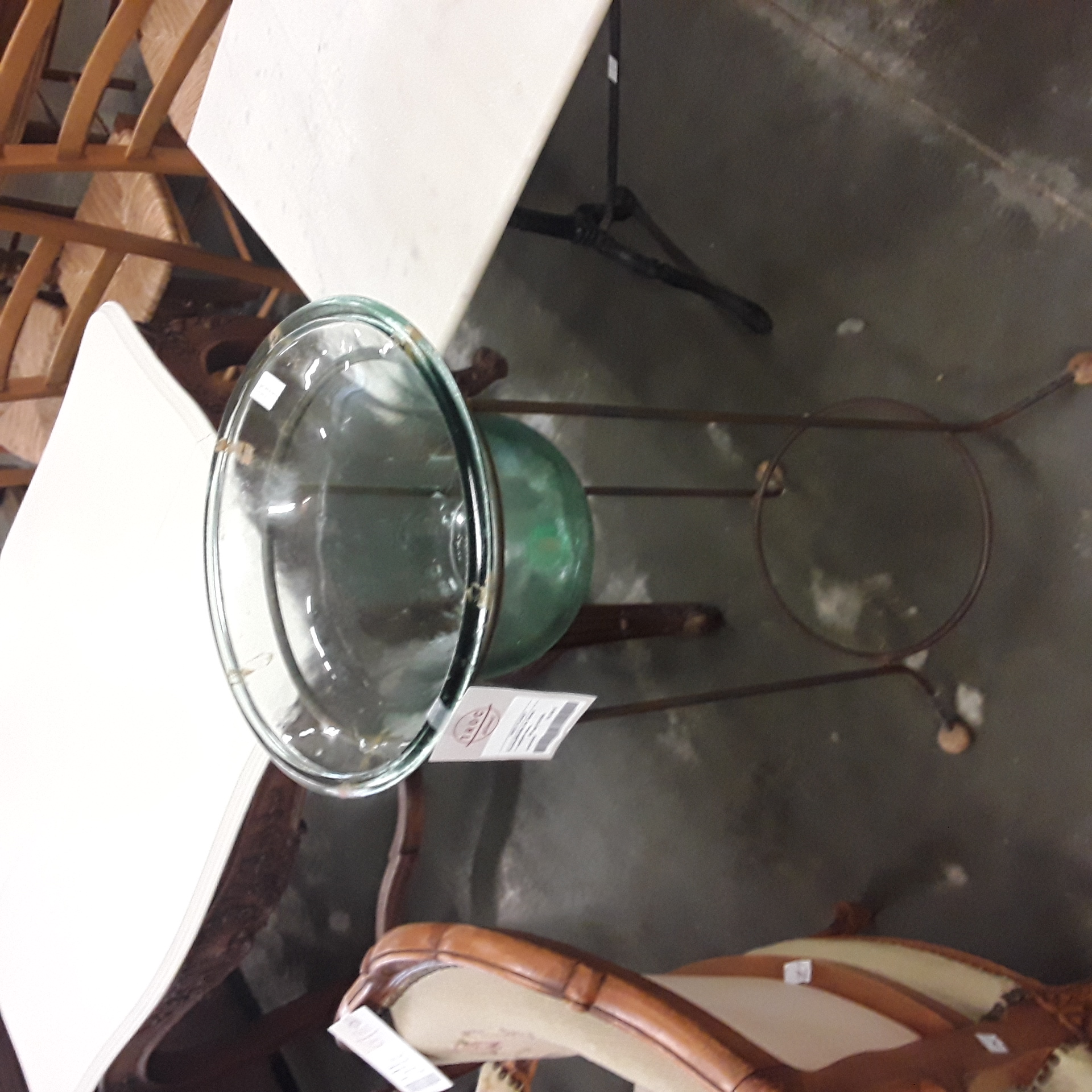 <p>Porte-plantes fer forgé<br />+ vasque verre<br />15,00 € T.T.C<br /><a href="/Article/123289?type=depose" style="color:white;" target="_blank">Lien vers l'article</a></p>