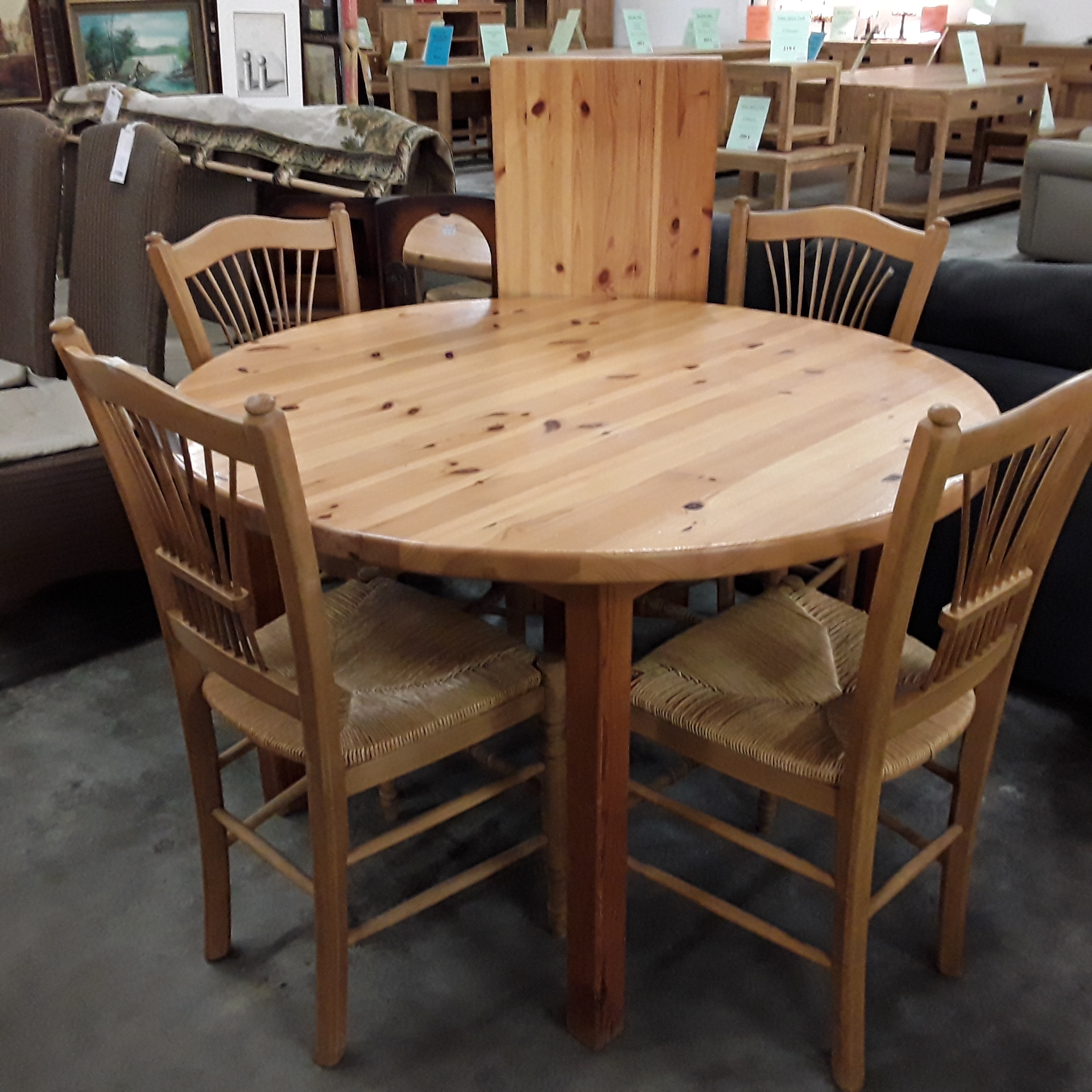 <p>Table ronde en pin ø 118 cm<br />+ 1 allonge 40 cm<br />75,00 € T.T.C<br /><a href="/Article/122757?type=depose" style="color:white;" target="_blank">Lien vers l'article</a></p>