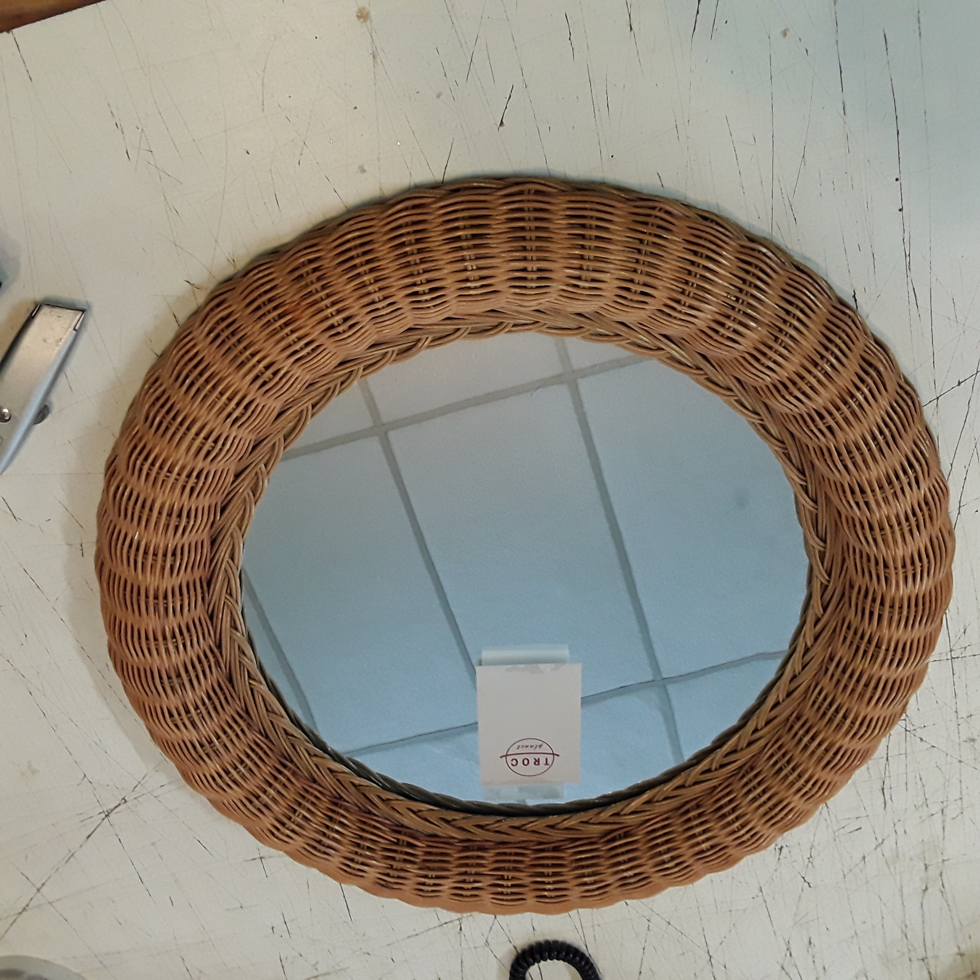 <p>Miroir rond rotin<br />15,00 € T.T.C<br /><a href="/Article/124403?type=depose" style="color:white;" target="_blank">Lien vers l'article</a></p>