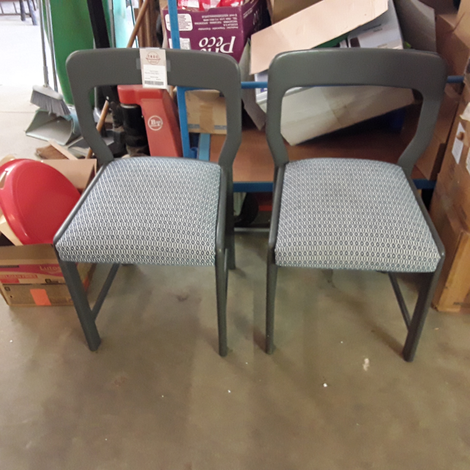<p>Paire de chaises bleue<br />20,00 € T.T.C<br /><a href="/Article/121840?type=depose" style="color:white;" target="_blank">Lien vers l&#39;article</a></p>