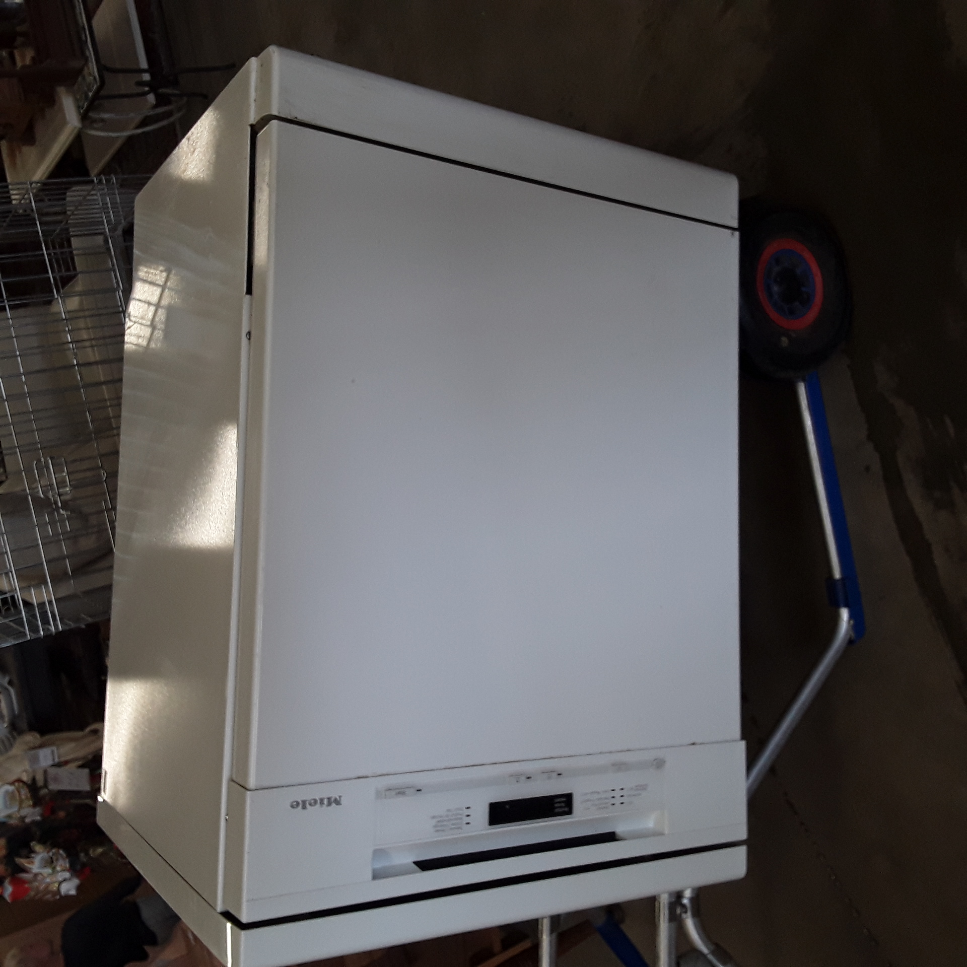 <p>Lave vaisselle Miele<br />100,00 € T.T.C<br /><a href="/Article/122051?type=depose" style="color:white;" target="_blank">Lien vers l&#39;article</a></p>