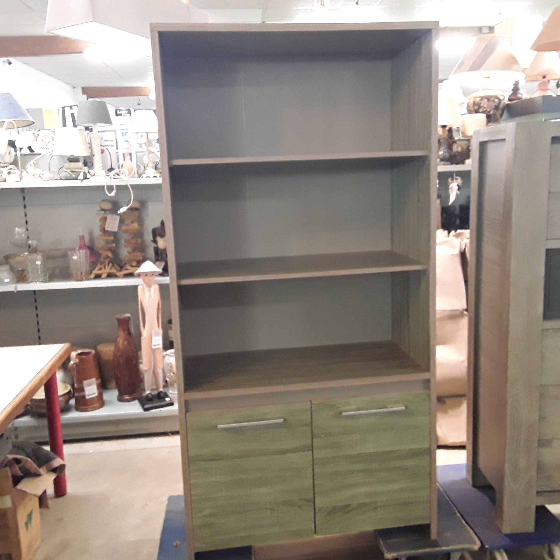 <p>Bibliothèque 2 portes<br />3 étages de rangements<br />75,00 € T.T.C<br /><a href="/Article/122623?type=depose" style="color:white;" target="_blank">Lien vers l&#39;article</a></p>