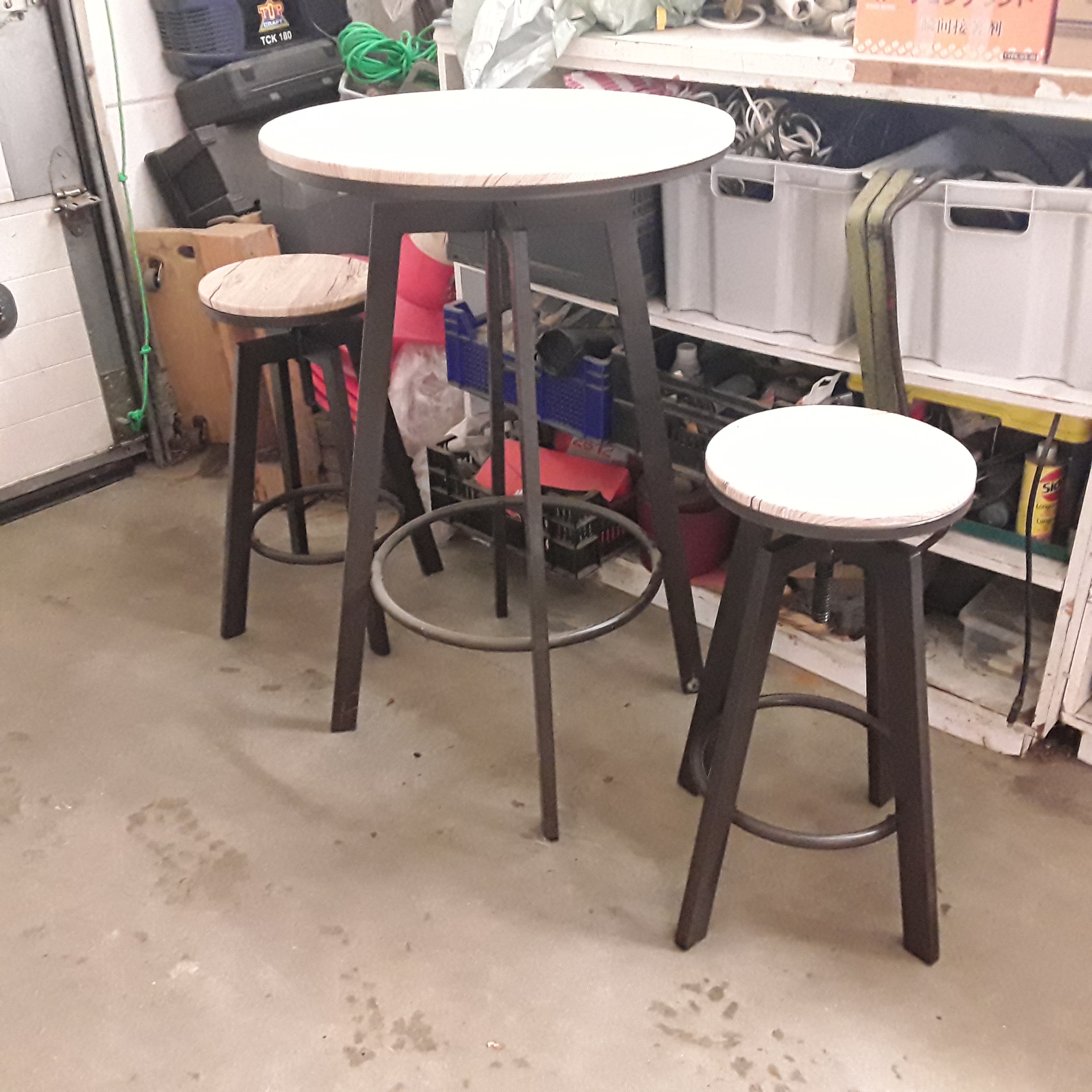 <p>Ensemble table ronde<br />+ 2 tabourets réglables<br />48,00 € T.T.C<br /><a href="/Article/122625?type=depose" style="color:white;" target="_blank">Lien vers l'article</a></p>