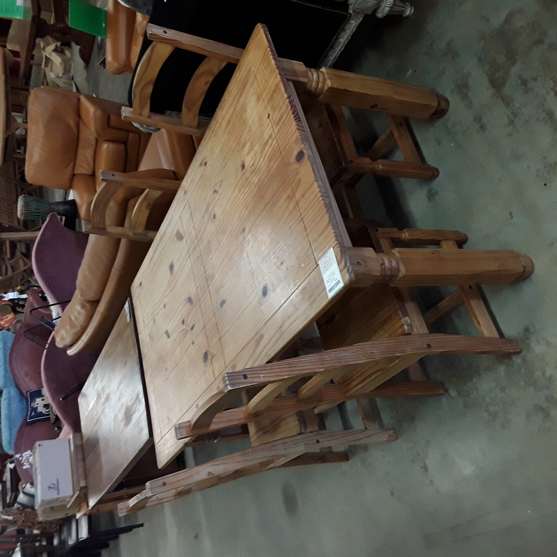 <p>Table en pin + 4 chaises<br />160x90x H 75 cm<br />120,00 € T.T.C<br /><a href="/Article/124673?type=depose" style="color:white;" target="_blank">Lien vers l'article</a></p>