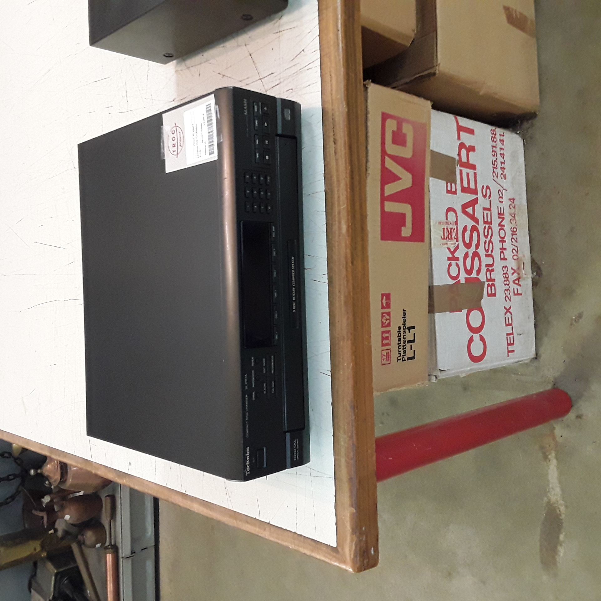 <p>Lecteur CD Technics<br />5 CD<br />25,00 € T.T.C<br /><a href="/Article/123341?type=depose" style="color:white;" target="_blank">Lien vers l'article</a></p>