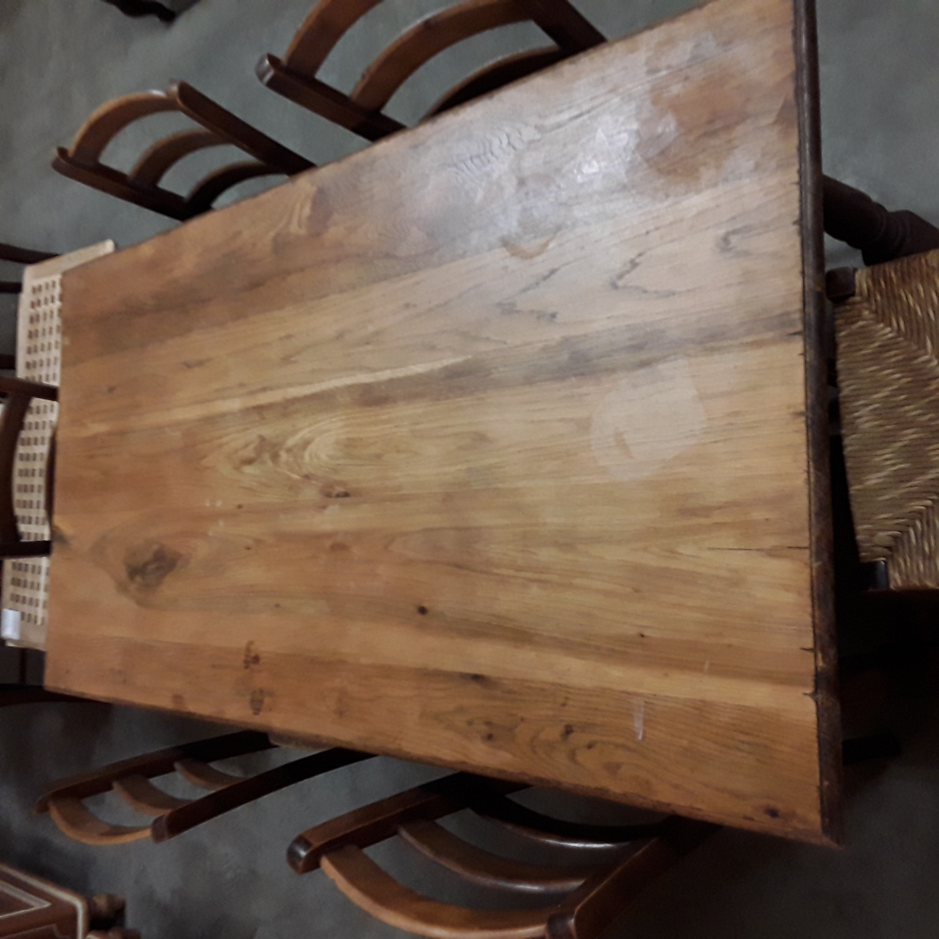 <p>Table de salle à manger<br />L:150x l: 78 x H: 75 cm ancien<br />90,00 € T.T.C<br /><a href="/Article/124239?type=depose" style="color:white;" target="_blank">Lien vers l'article</a></p>