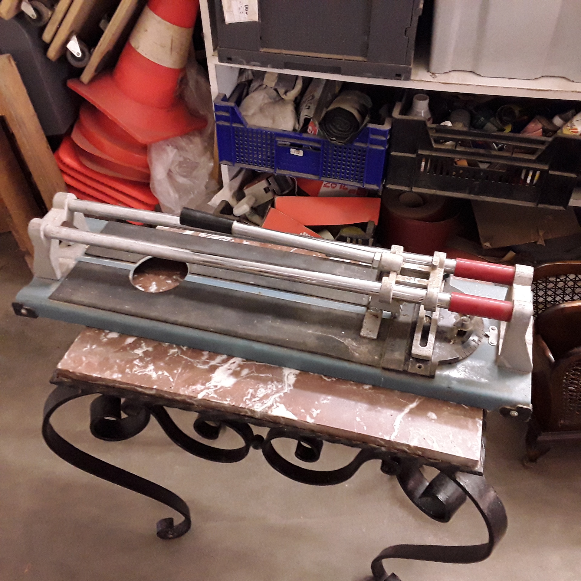 <p>coupe carrelage<br />20,00 € T.T.C<br /><a href="/Article/122639?type=depose" style="color:white;" target="_blank">Lien vers l'article</a></p>