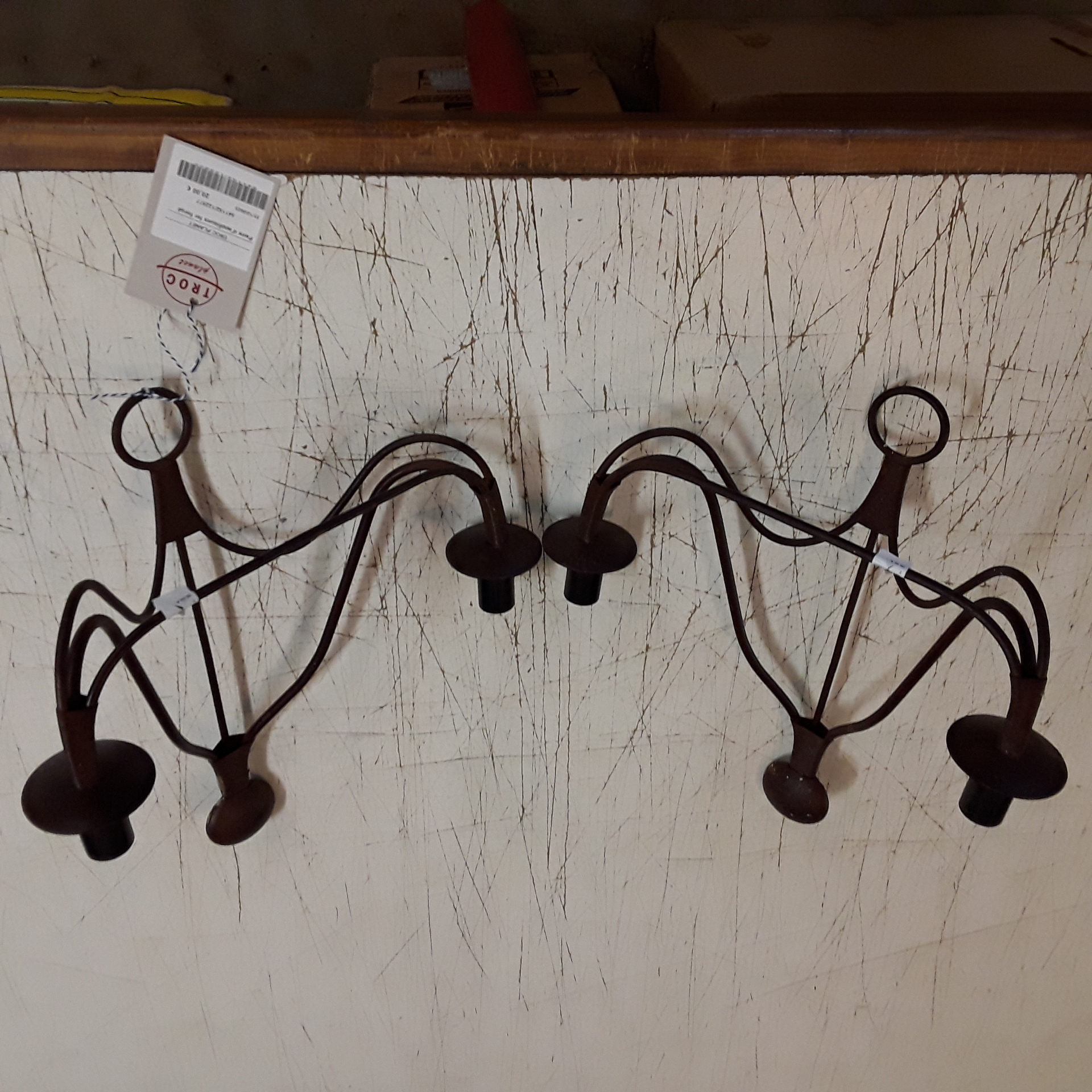 <p>Paire d'appliques fer forgé<br />12,00 € T.T.C<br /><a href="/Article/122977?type=depose" style="color:white;" target="_blank">Lien vers l'article</a></p>