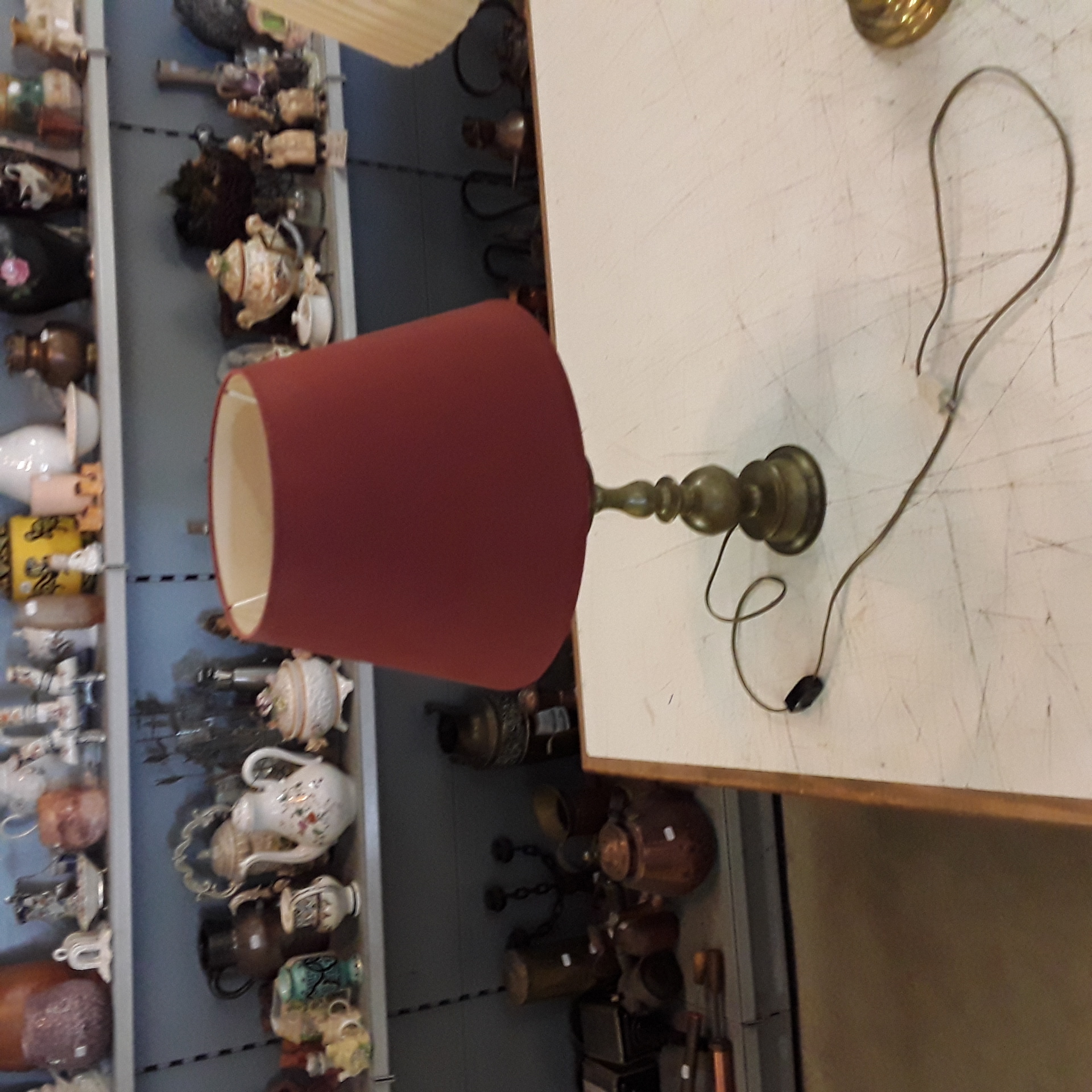<p>Lampe ancienne Cuivre ABJ<br />rouge<br />20,00 € T.T.C<br /><a href="/Article/123888?type=depose" style="color:white;" target="_blank">Lien vers l'article</a></p>