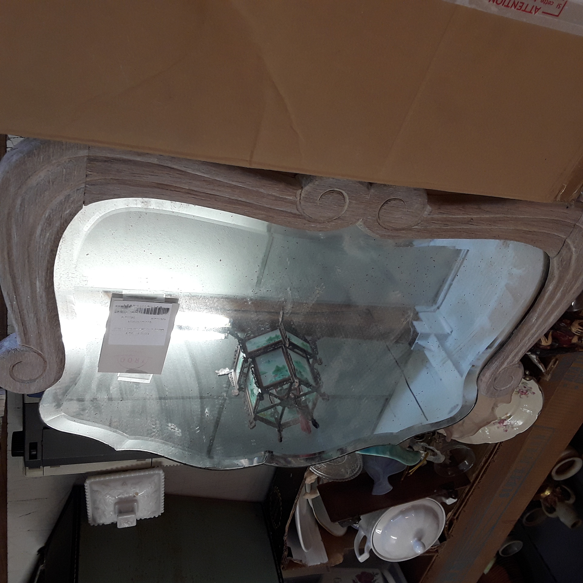 <p>Miroir travaillé ancien patiné<br />20,00 € T.T.C<br /><a href="/Article/123521?type=depose" style="color:white;" target="_blank">Lien vers l'article</a></p>