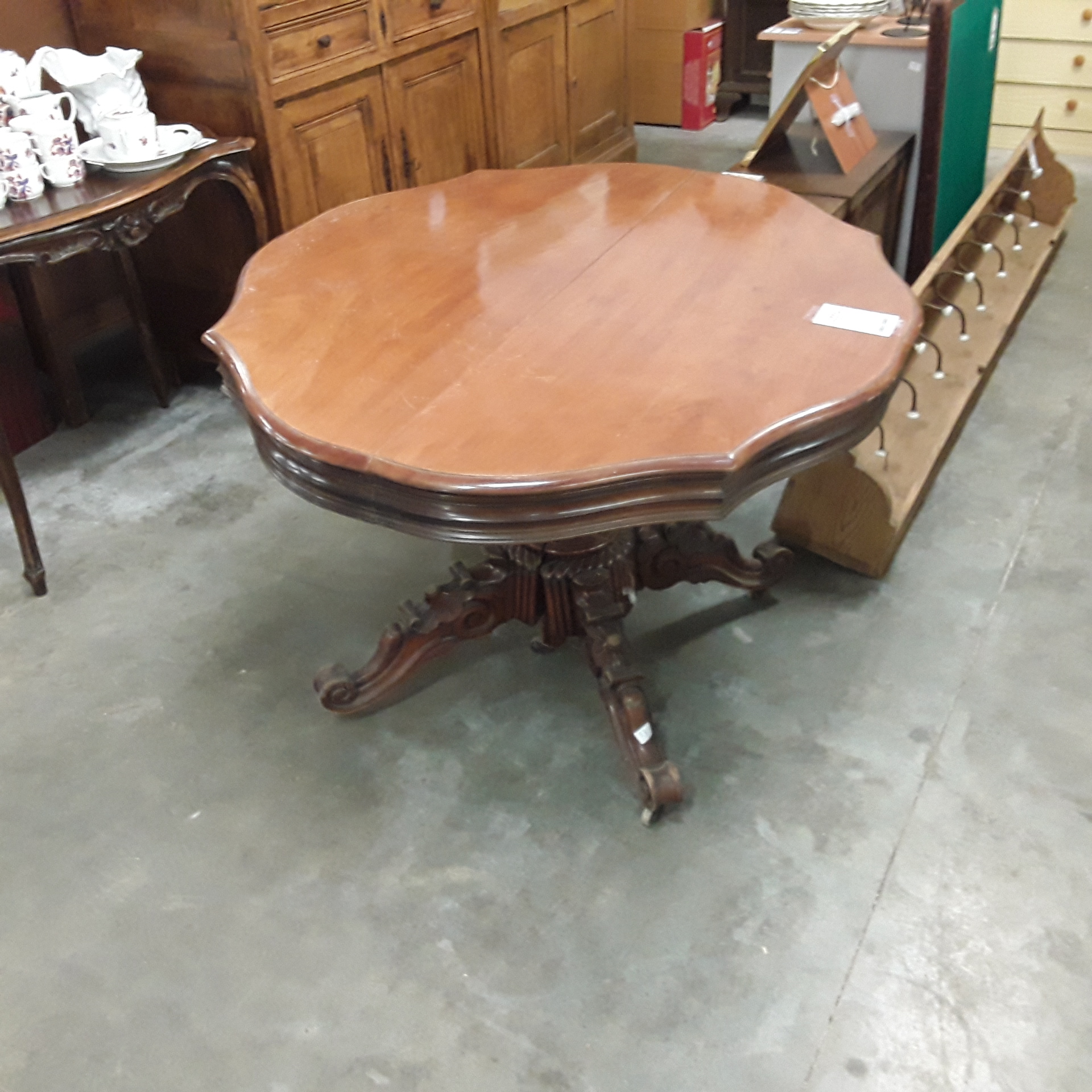 <p>Table guéridon acajou<br />50,00 € T.T.C<br /><a href="/Article/121830?type=depose" style="color:white;" target="_blank">Lien vers l&#39;article</a></p>